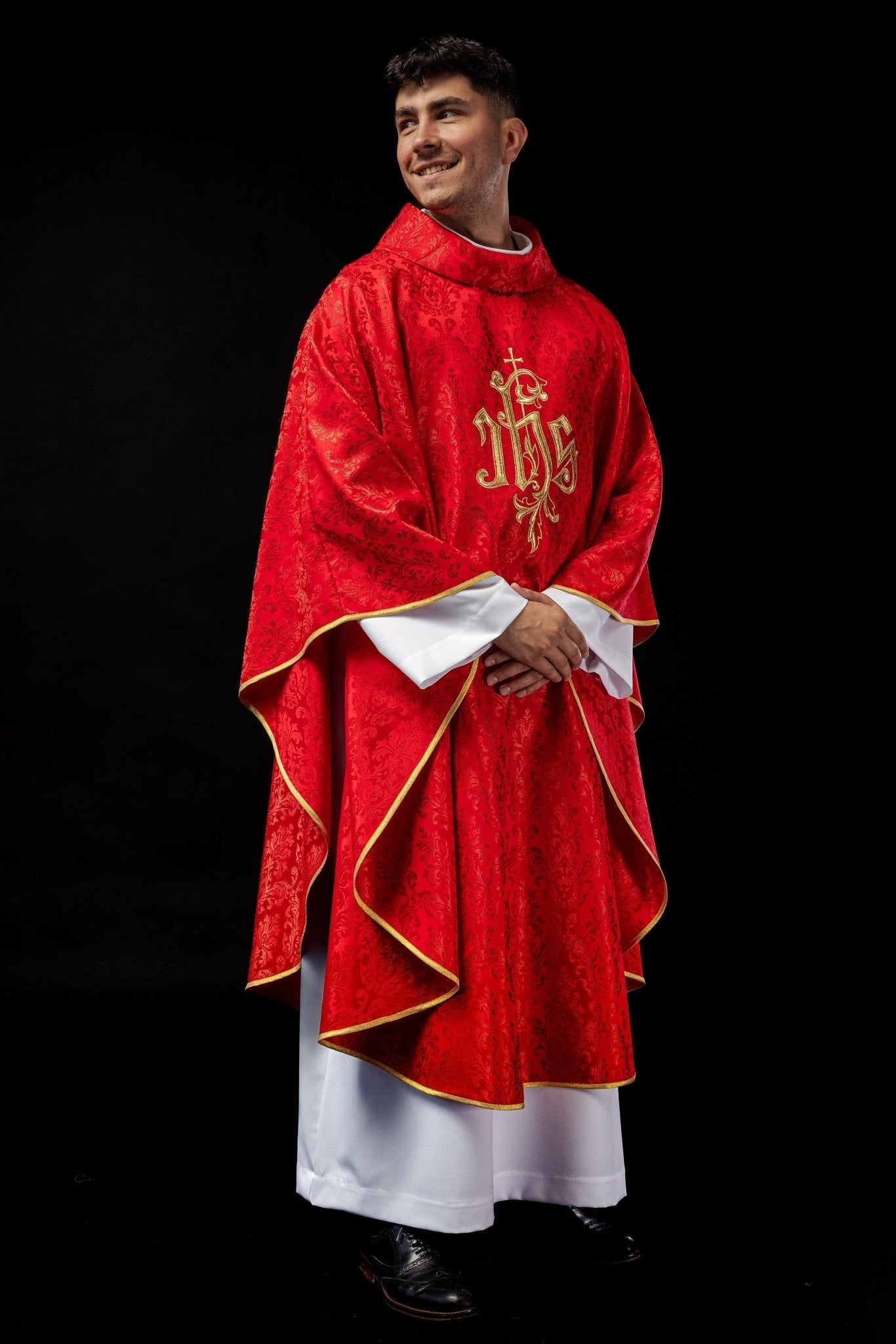 Chasuble rouge avec motif IHS brodé sur tissu décoratif LE/7032/02 - CHASUBLES.FR