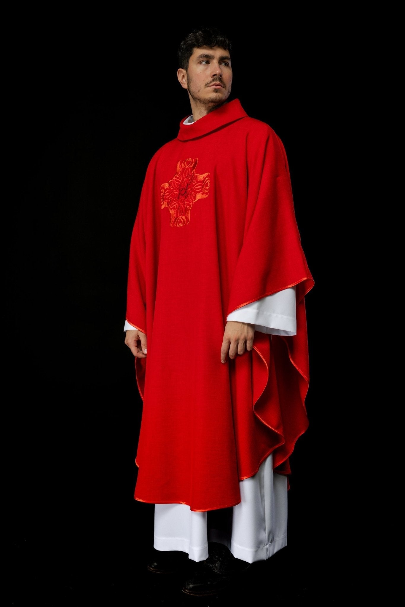 Chasuble rouge avec une broderie de Croix HA7035 - 02 CZERWONY - CHASUBLES.FR
