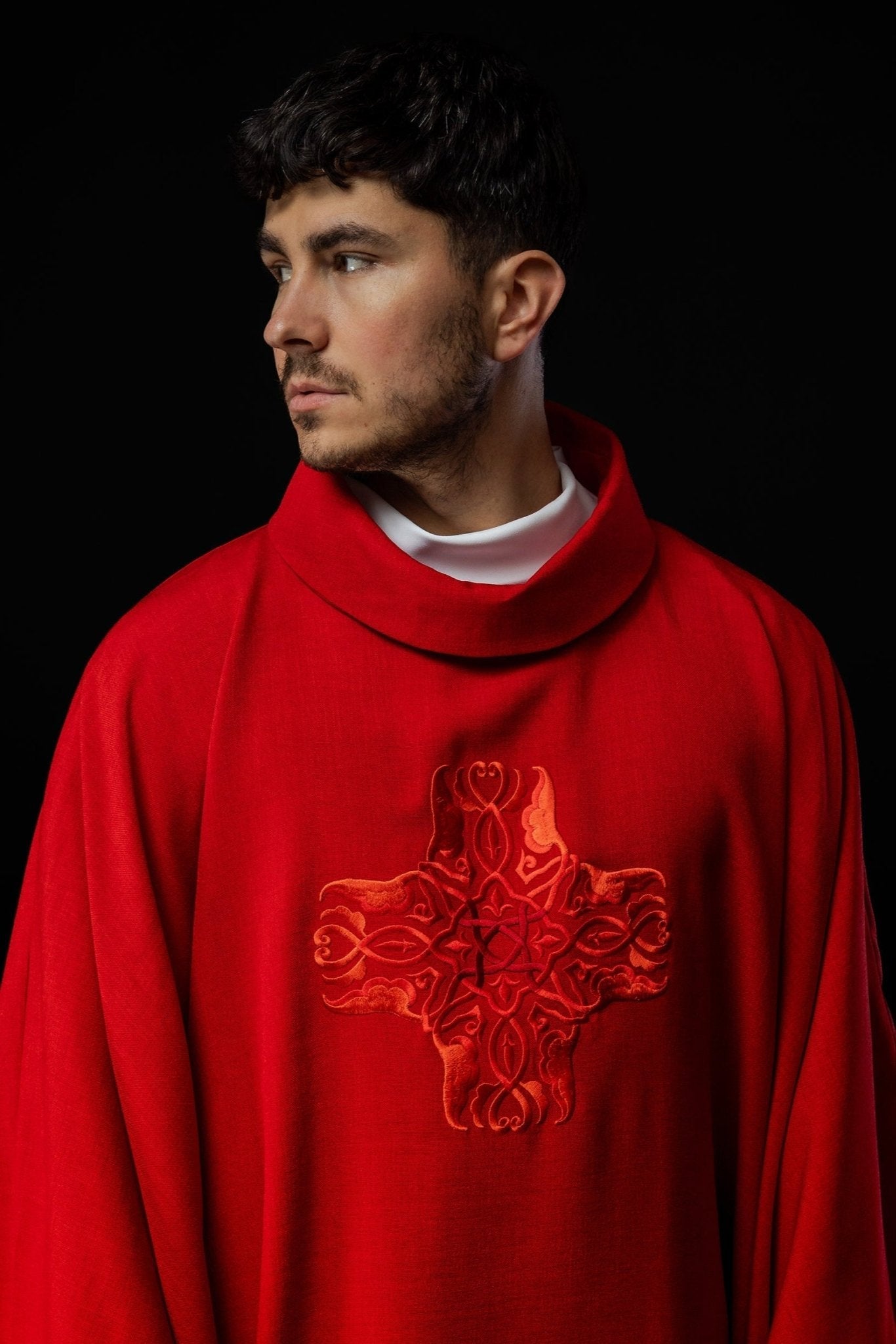 Chasuble rouge avec une broderie de Croix HA7035 - 02 CZERWONY - CHASUBLES.FR