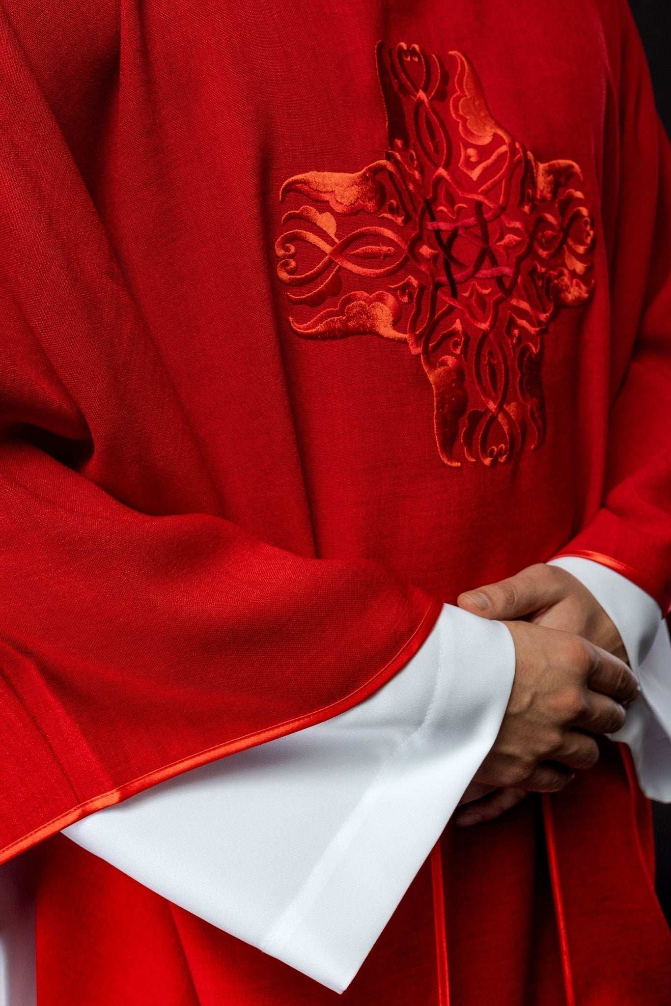 Chasuble rouge avec une broderie de Croix HA7035 - 02 CZERWONY - CHASUBLES.FR