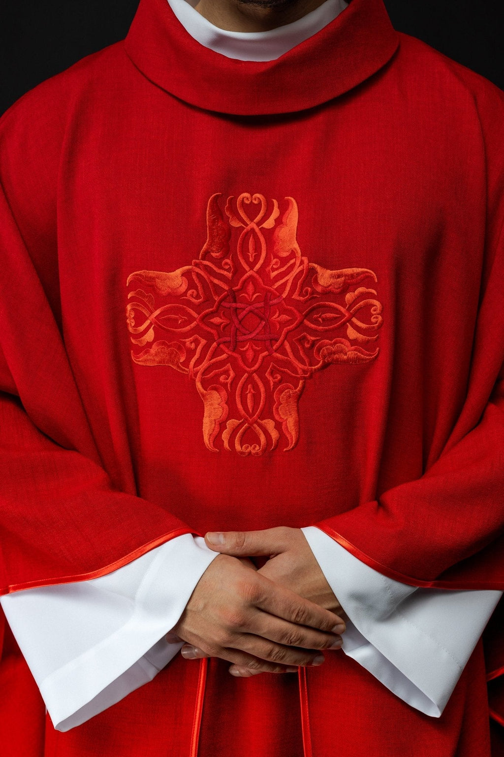 Chasuble rouge avec une broderie de Croix HA7035 - 02 CZERWONY - CHASUBLES.FR