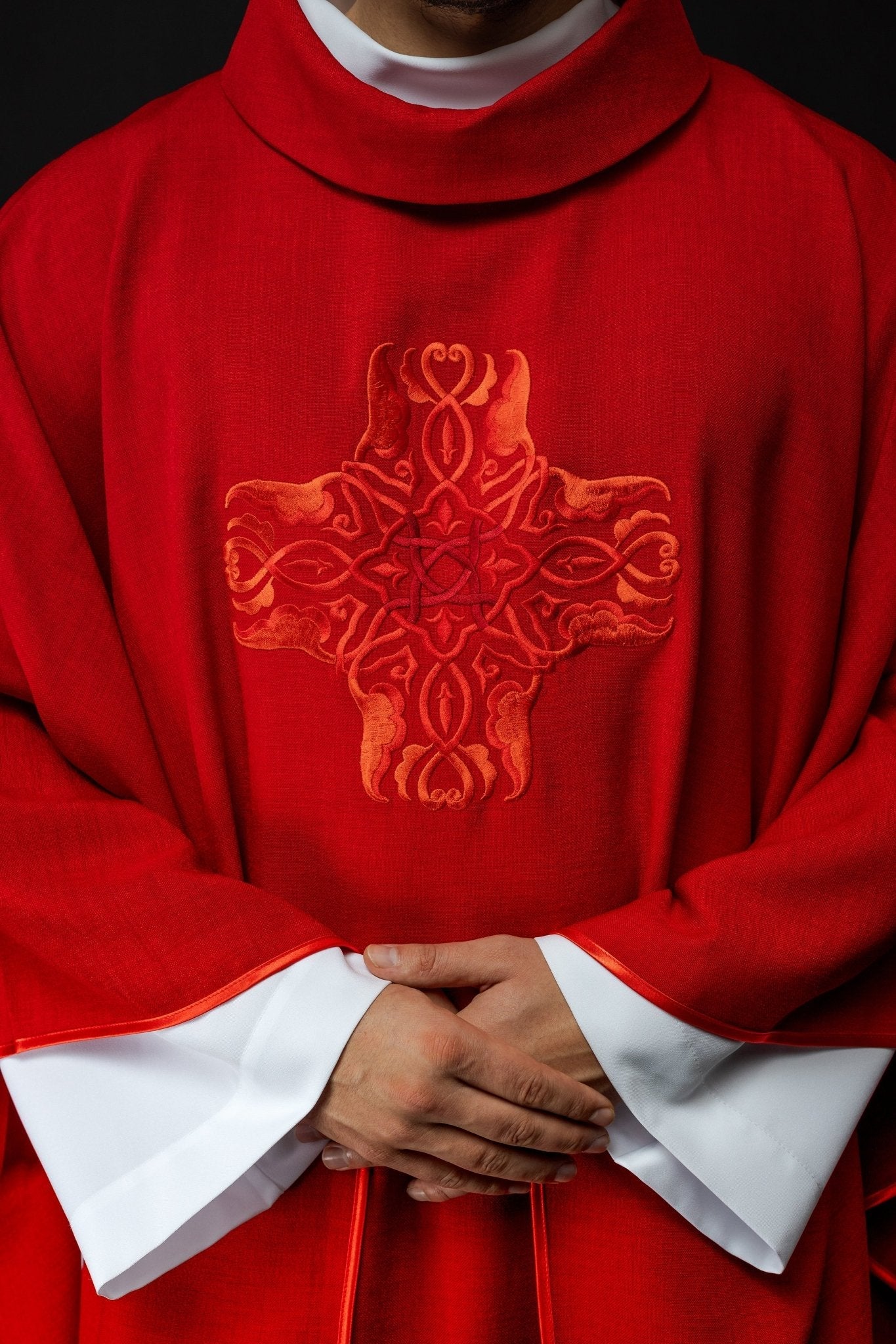 Chasuble rouge avec une broderie de Croix HA7035 - 02 CZERWONY - CHASUBLES.FR