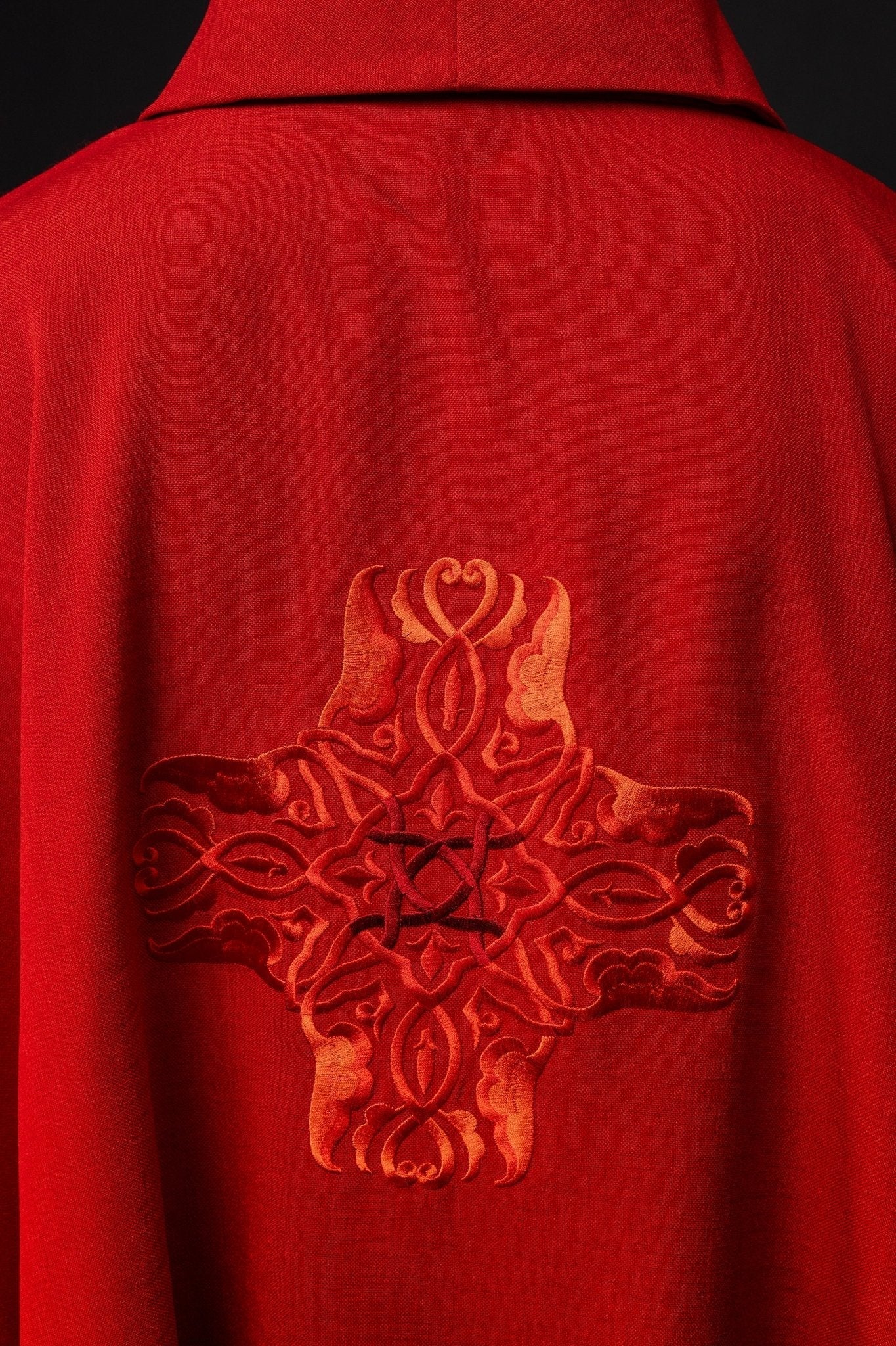 Chasuble rouge avec une broderie de Croix HA7035 - 02 CZERWONY - CHASUBLES.FR