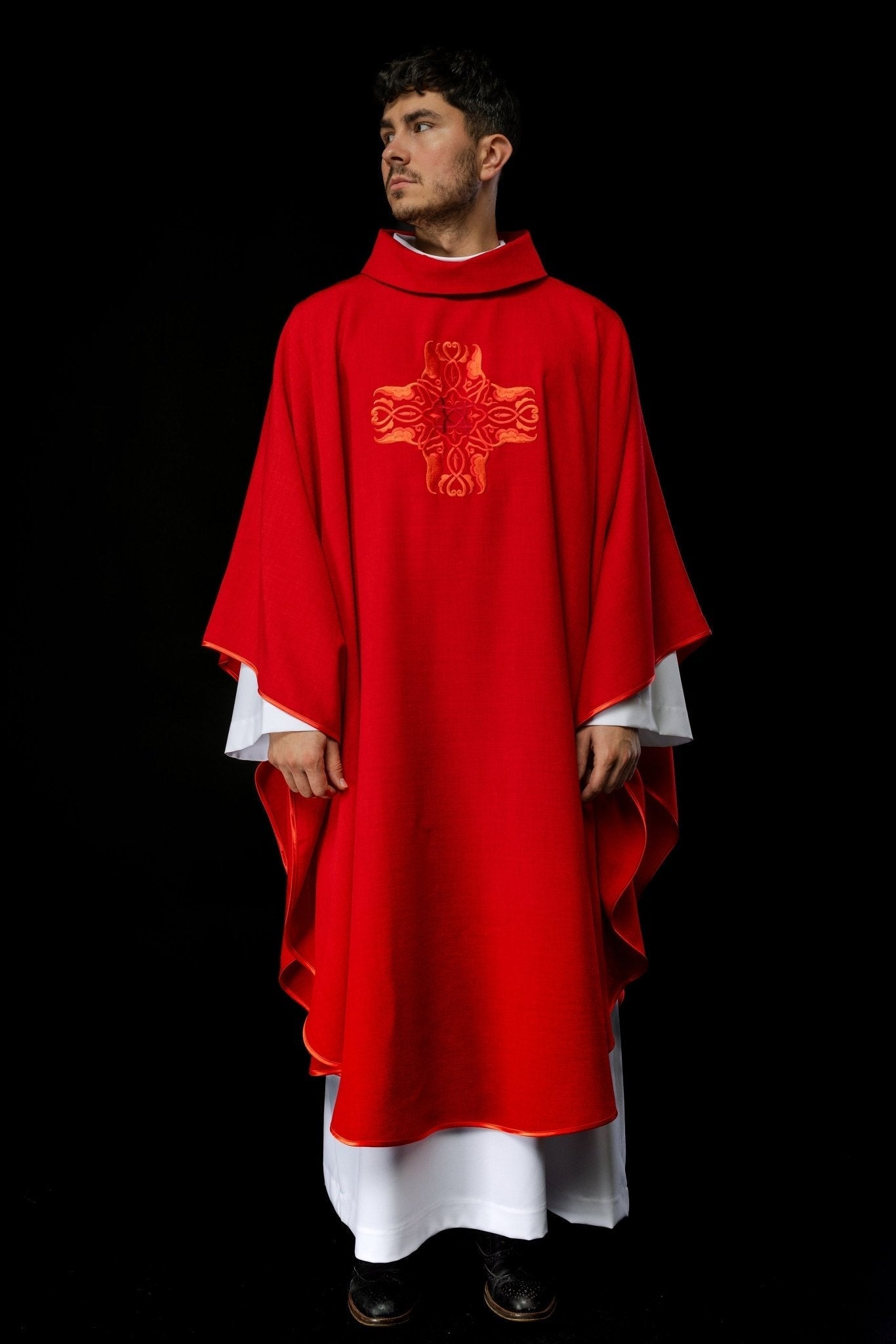 Chasuble rouge avec une broderie de Croix HA7035 - 02 CZERWONY - CHASUBLES.FR