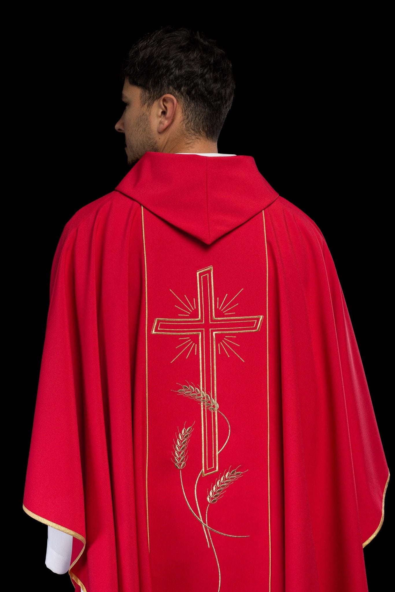 Chasuble rouge avec une large croix IHS brodée de bandes dorées KOR/074/02/01 CZERWONY - CHASUBLES.FR