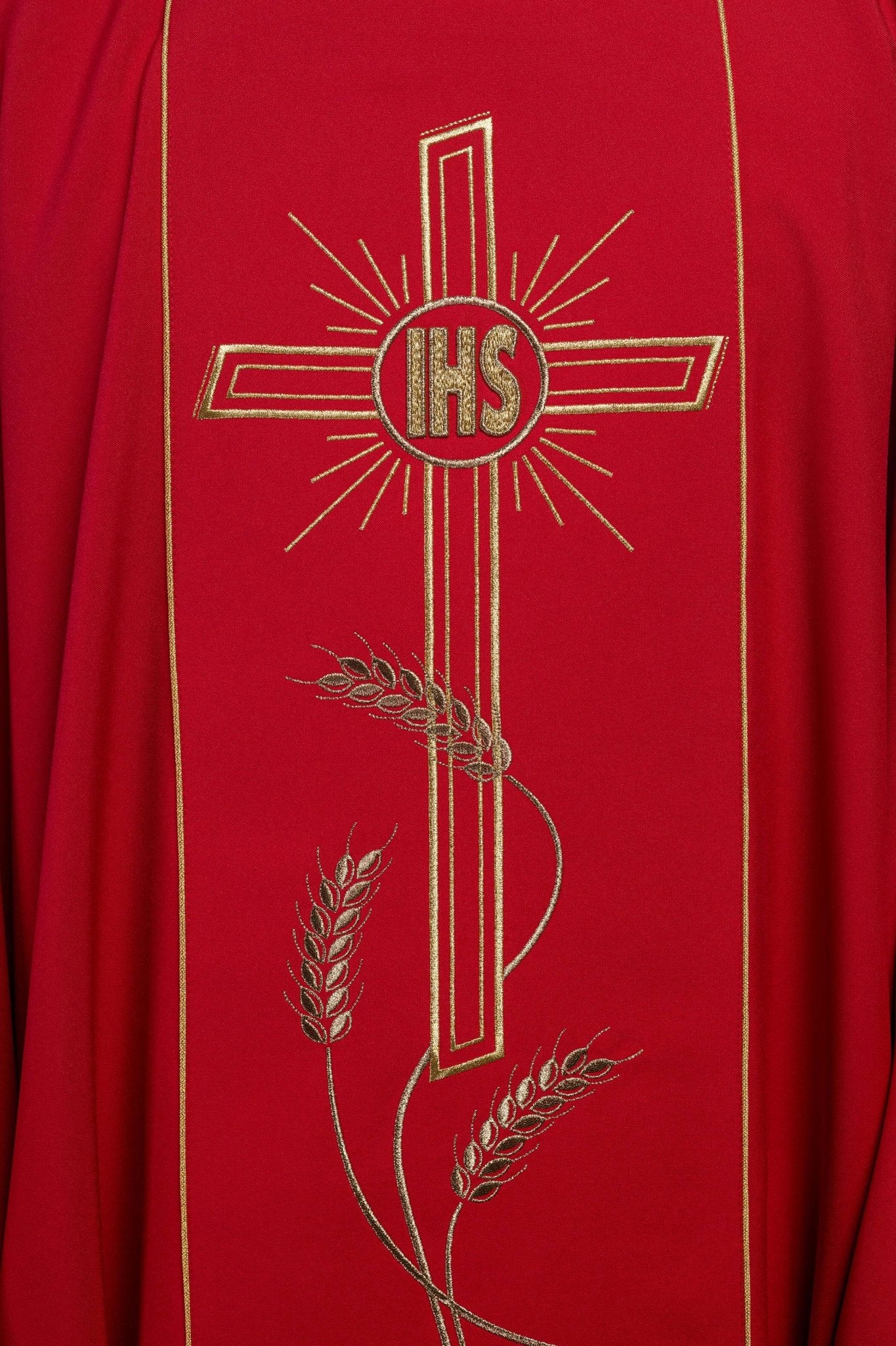 Chasuble rouge avec une large croix IHS brodée de bandes dorées KOR/074/02/01 CZERWONY - CHASUBLES.FR