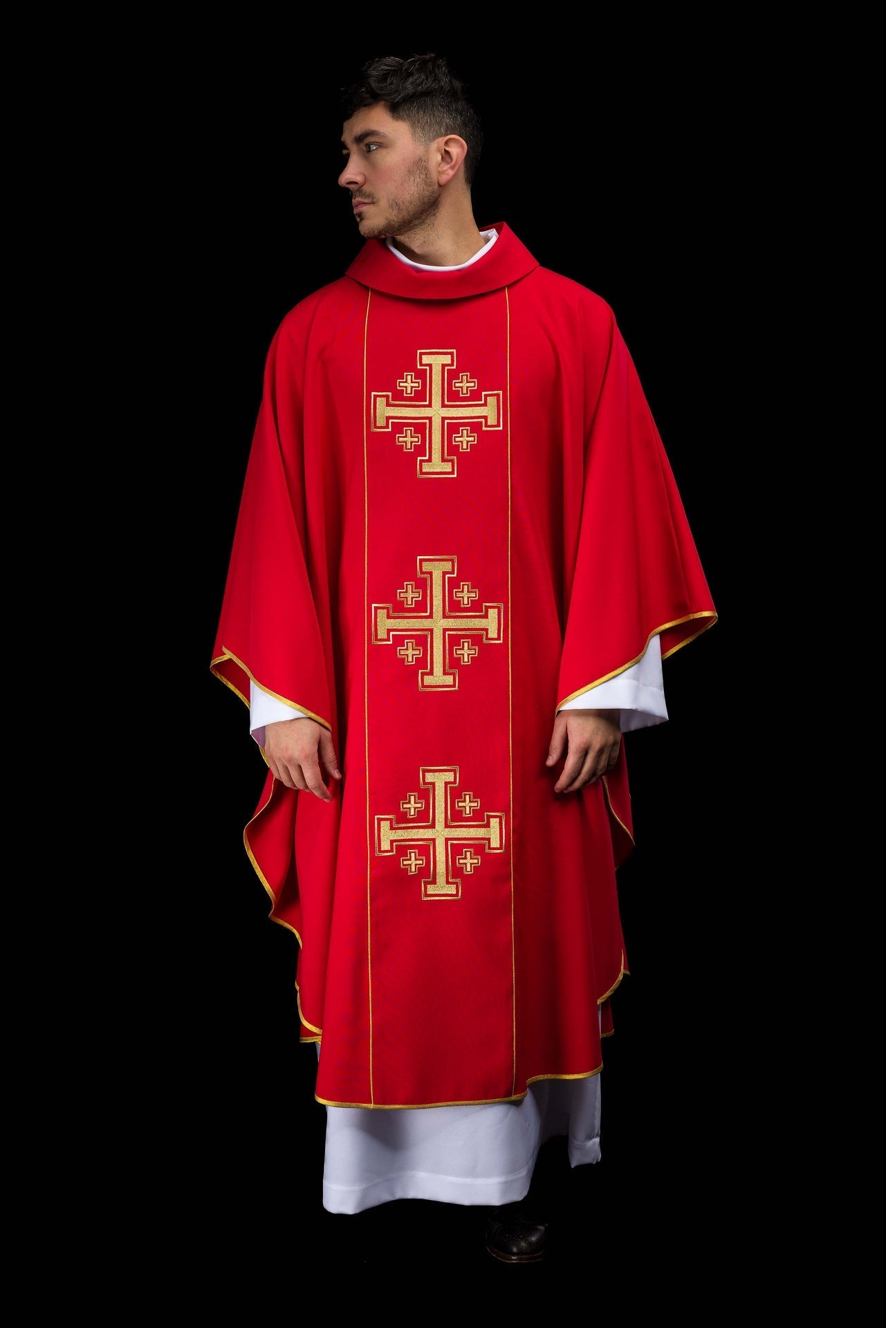 Chasuble rouge brodée avec bande et croix de Jérusalem KDT/7046/02/01 - CHASUBLES.FR