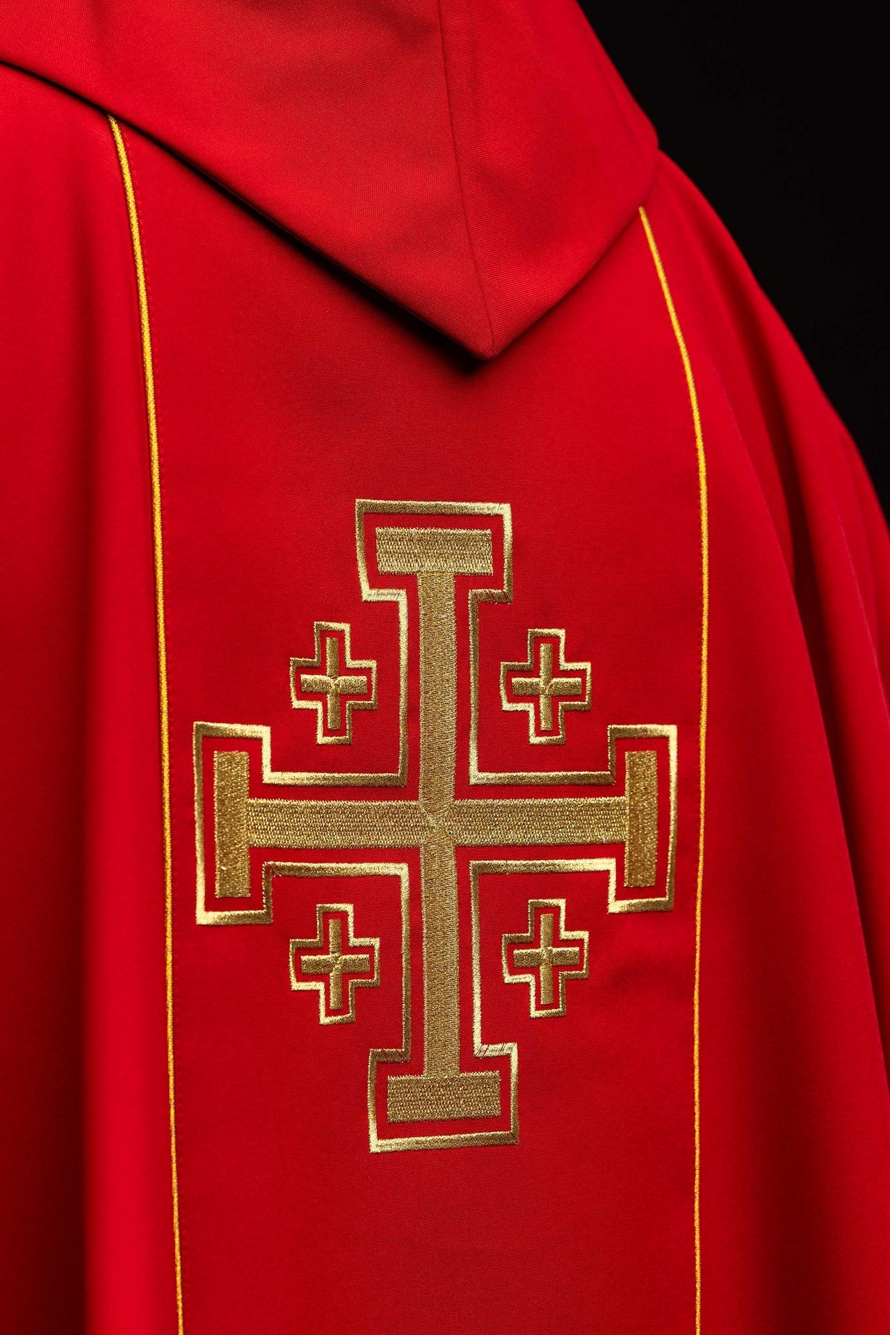 Chasuble rouge brodée avec bande et croix de Jérusalem KDT/7046/02/01 - CHASUBLES.FR