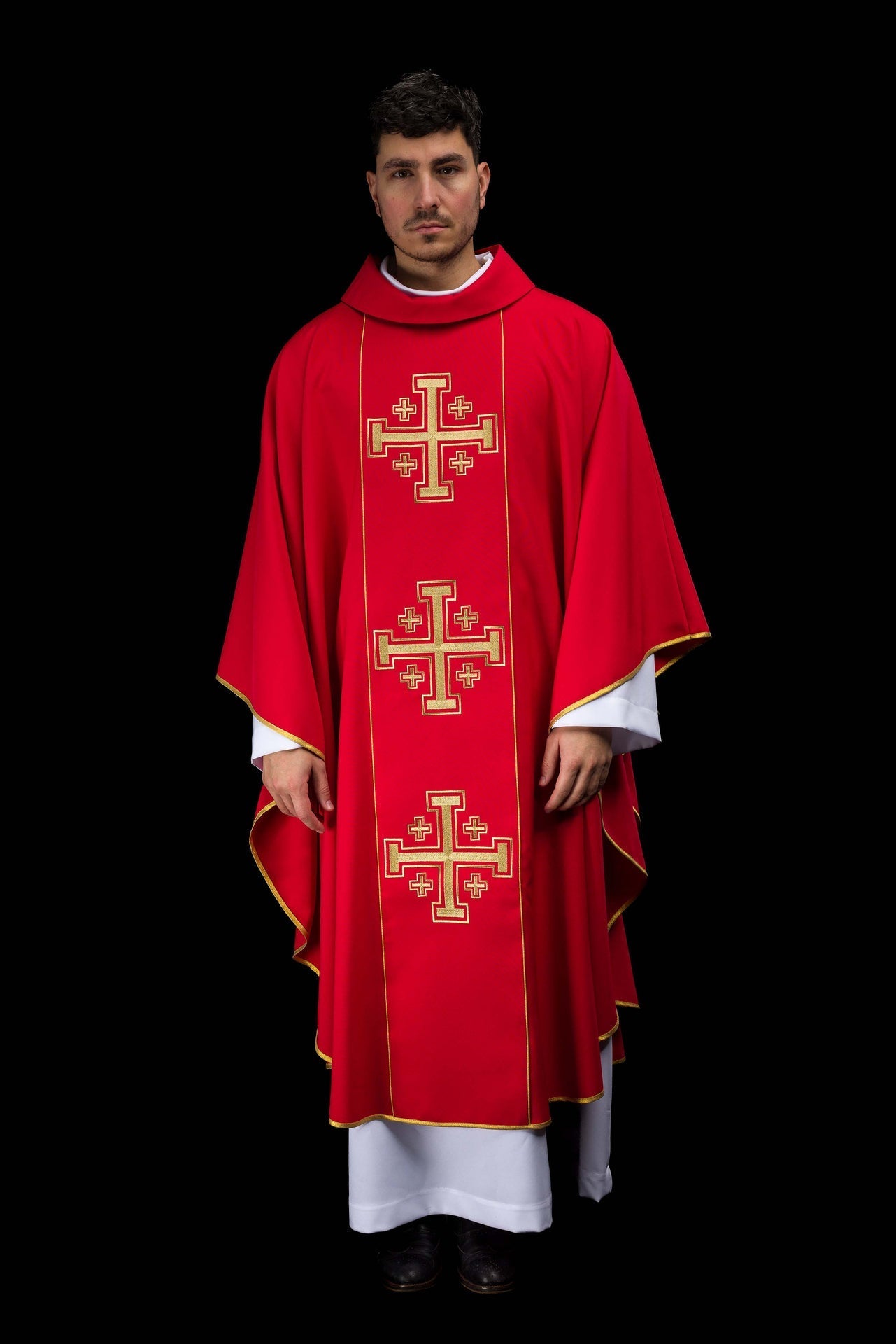 Chasuble rouge brodée avec bande et croix de Jérusalem KDT/7046/02/01 - CHASUBLES.FR