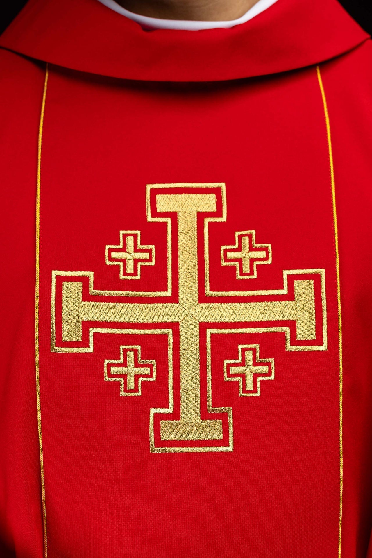 Chasuble rouge brodée avec bande et croix de Jérusalem KDT/7046/02/01 - CHASUBLES.FR