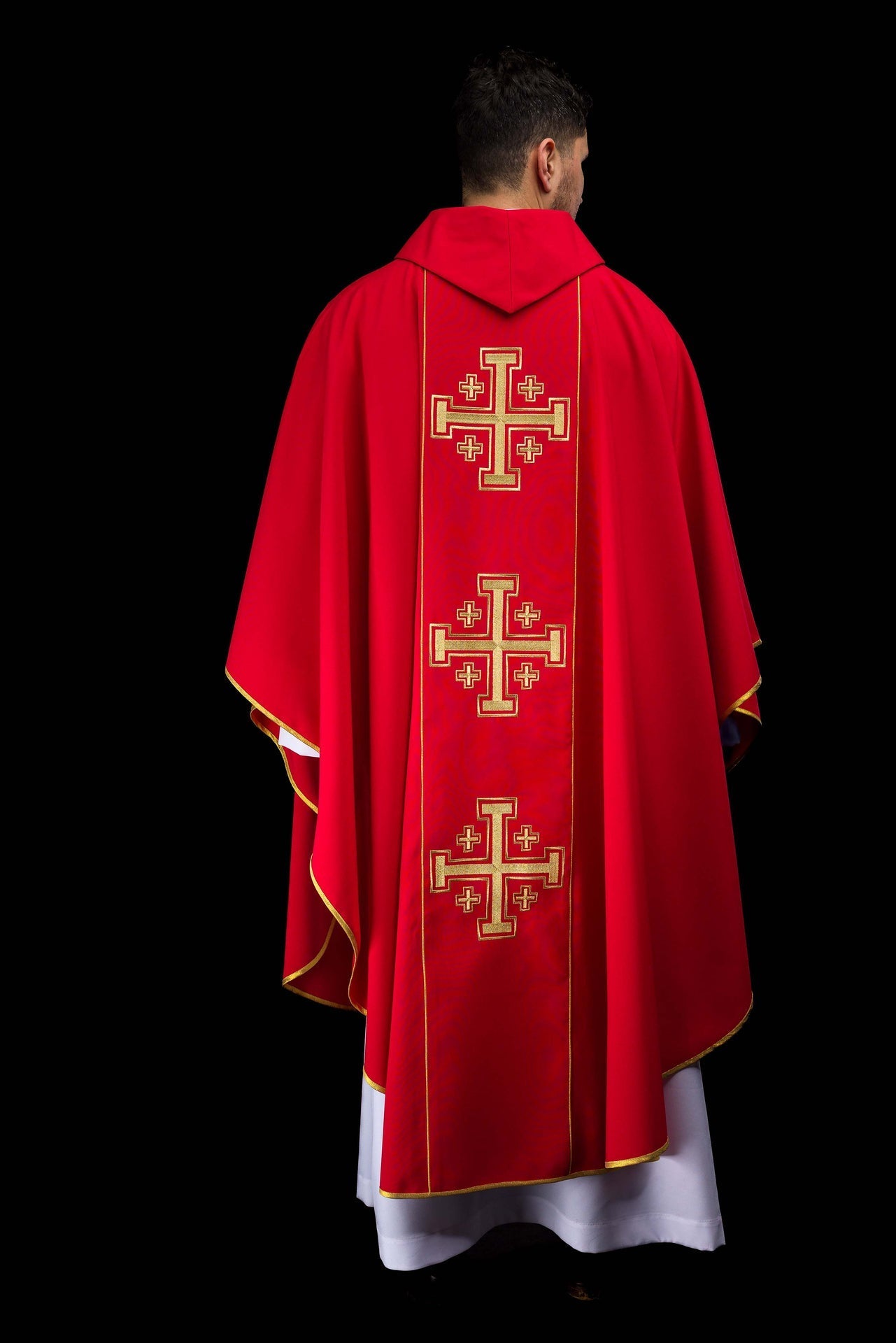 Chasuble rouge brodée avec bande et croix de Jérusalem KDT/7046/02/01 - CHASUBLES.FR
