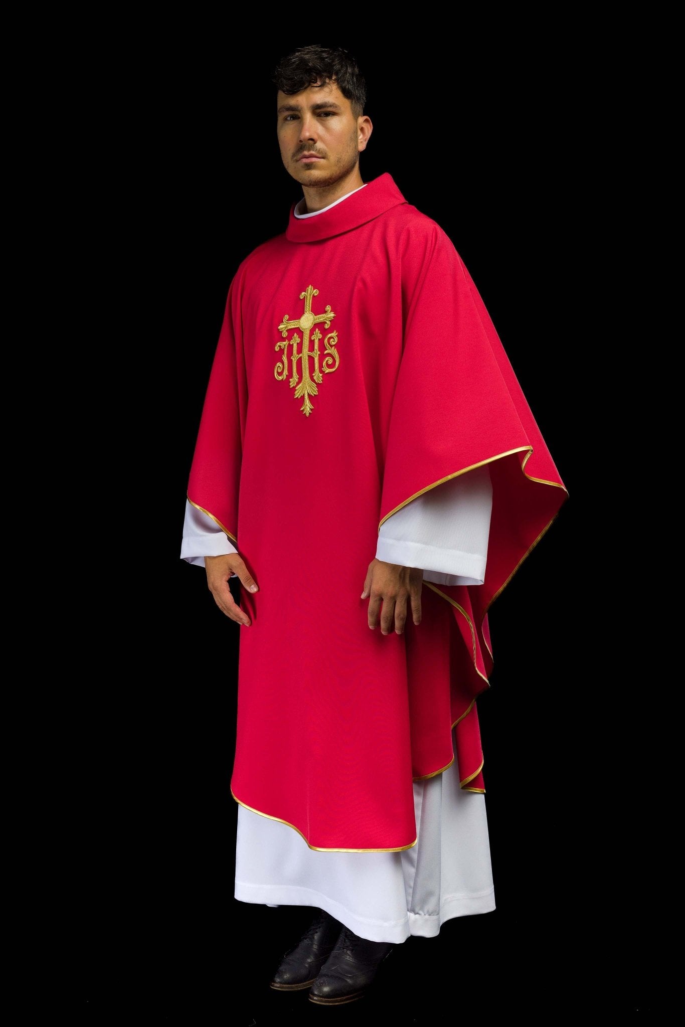 Chasuble rouge brodée avec le symbole JHS KOR/255/02/12 - CHASUBLES.FR