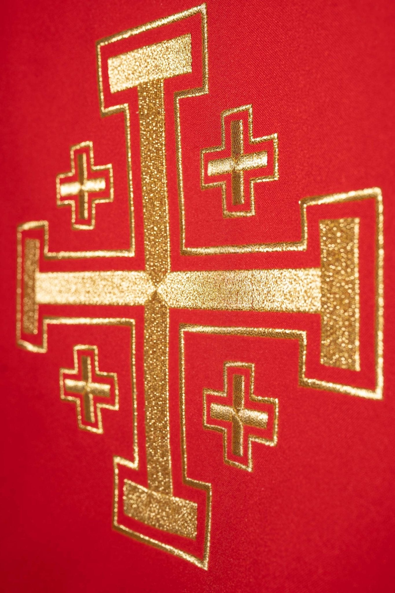 Chasuble rouge brodée avec motif de croix KDT/7146/02/12 - CHASUBLES.FR