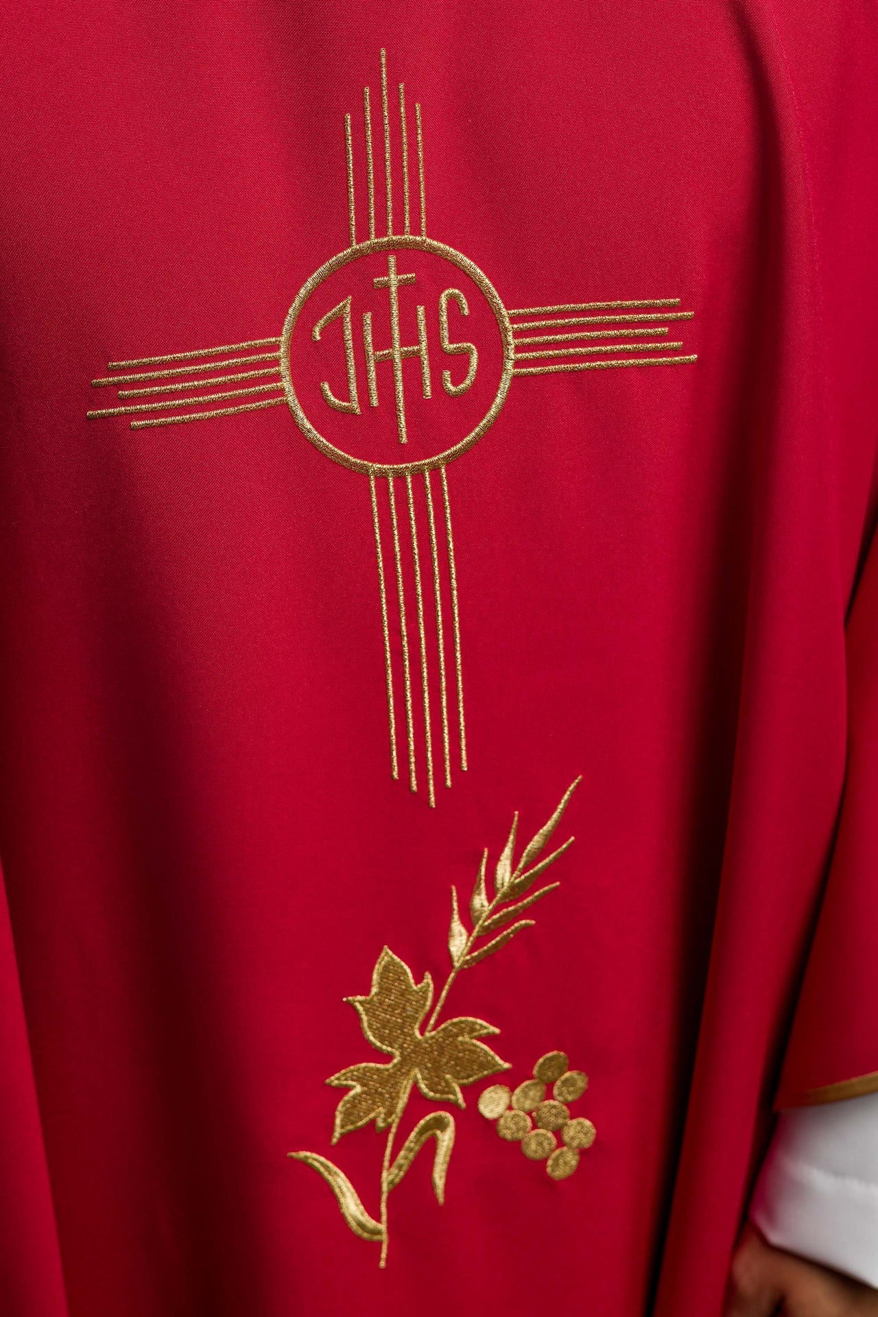 Chasuble rouge brodée avec un large col et le motif IHS KOR/003/02/12/KARO CZERWONY - CHASUBLES.FR