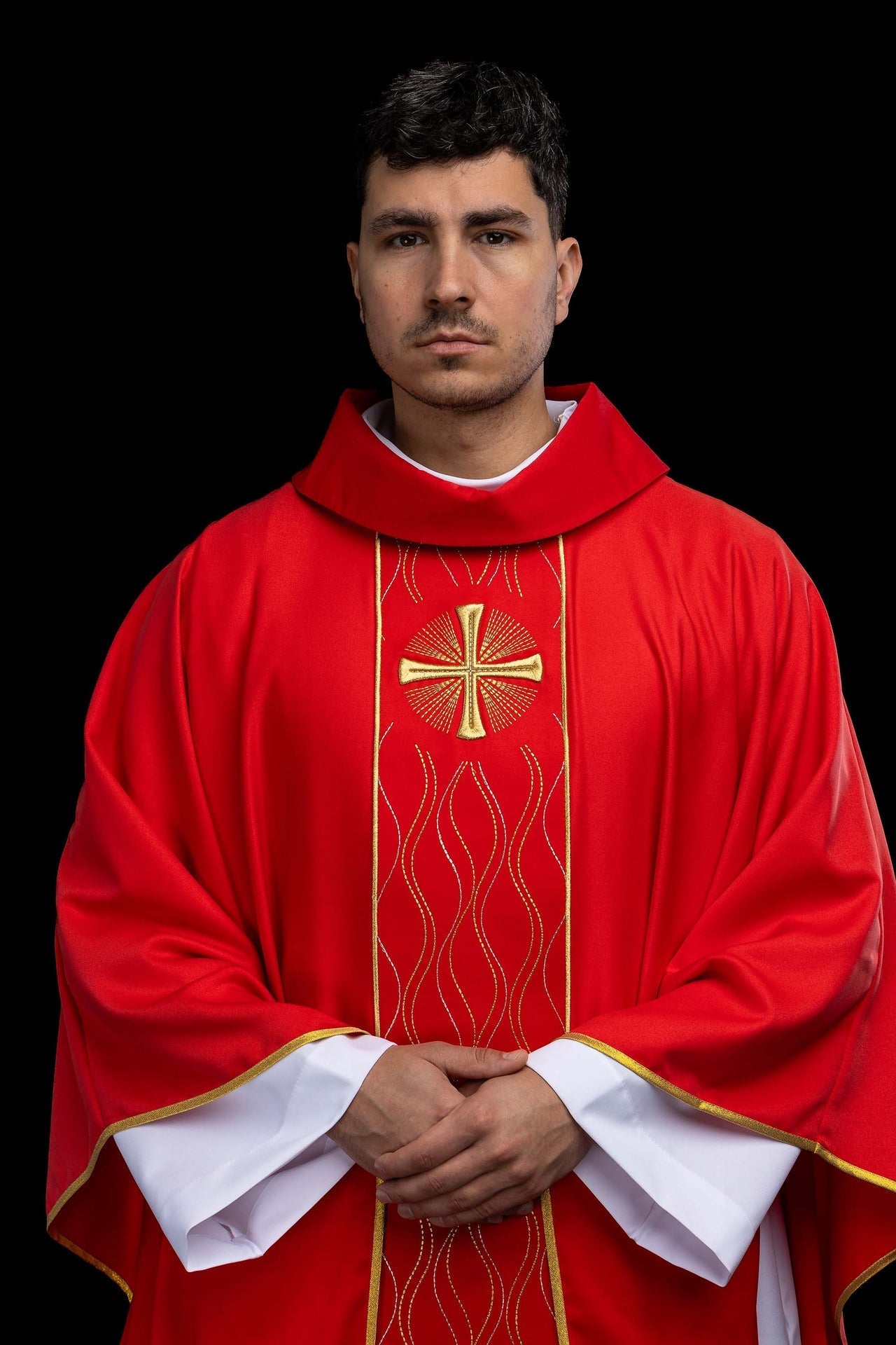 Chasuble rouge brodée avec une croix KOR/277/02/53 - CHASUBLES.FR