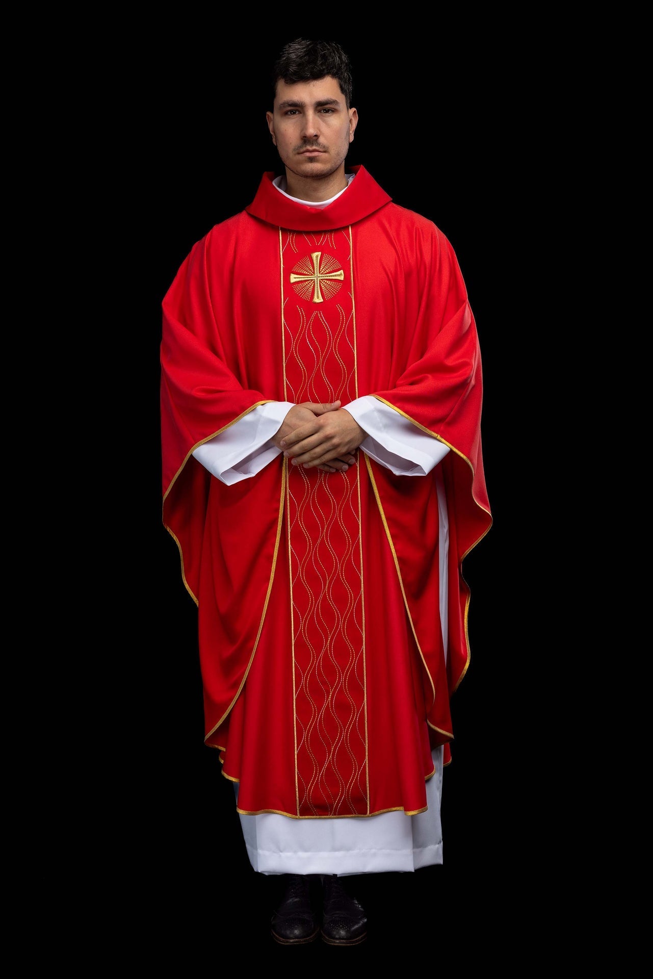 Chasuble rouge brodée avec une croix KOR/277/02/53 - CHASUBLES.FR