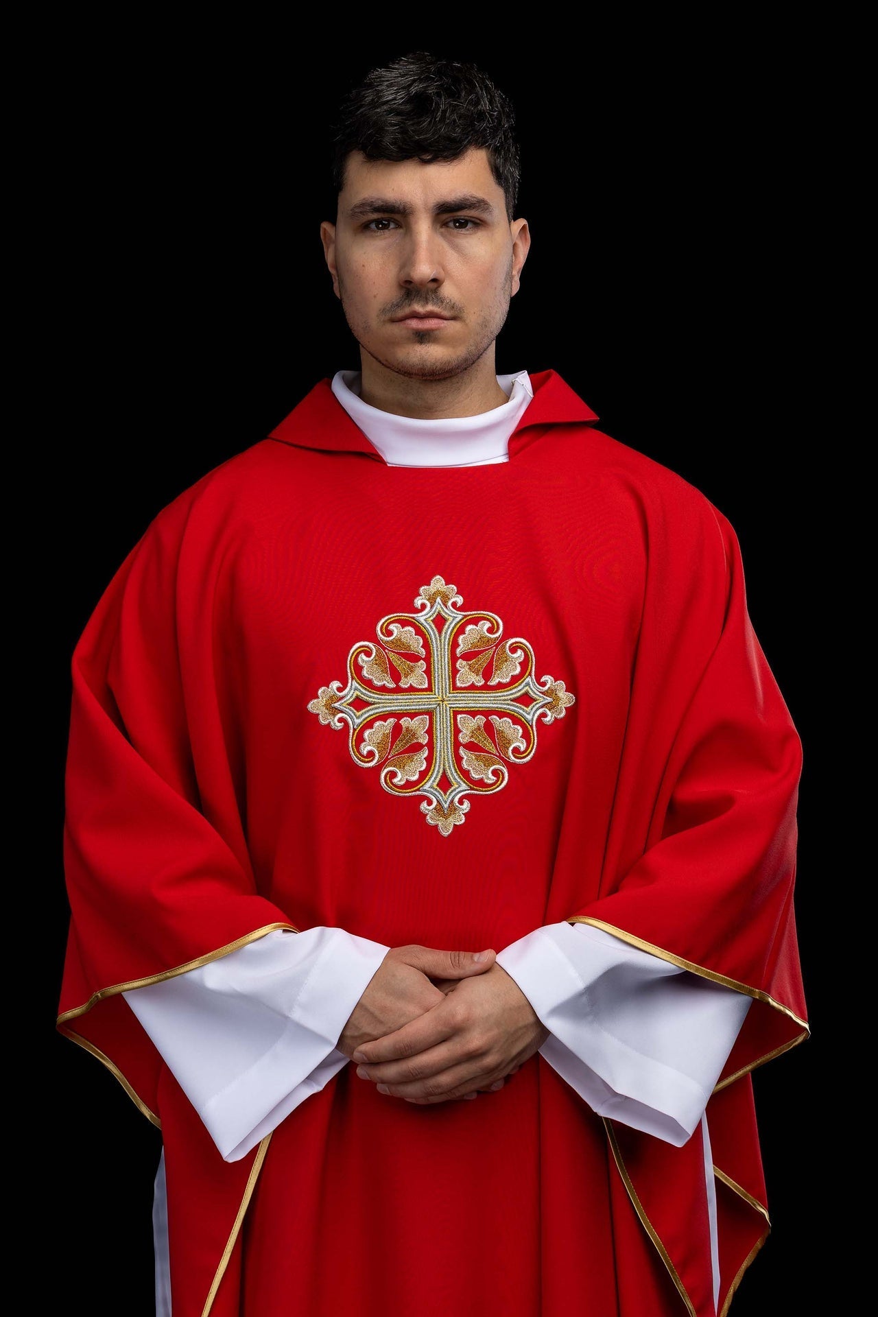 Chasuble rouge brodée avec une croix ornée et un large col KOK/003/02/12/KARO - CHASUBLES.FR