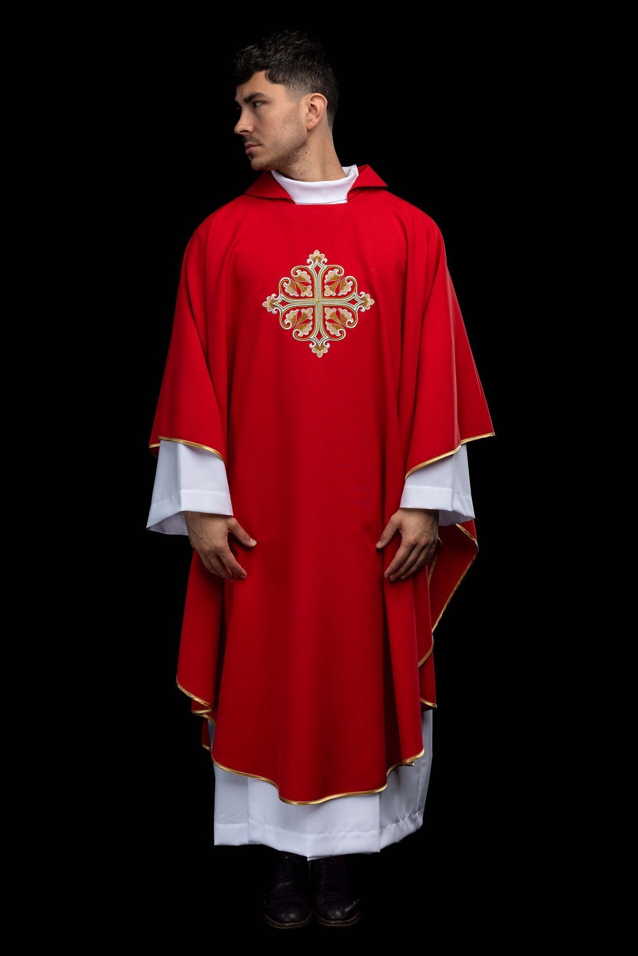 Chasuble rouge brodée avec une croix ornée et un large col KOK/003/02/12/KARO - CHASUBLES.FR