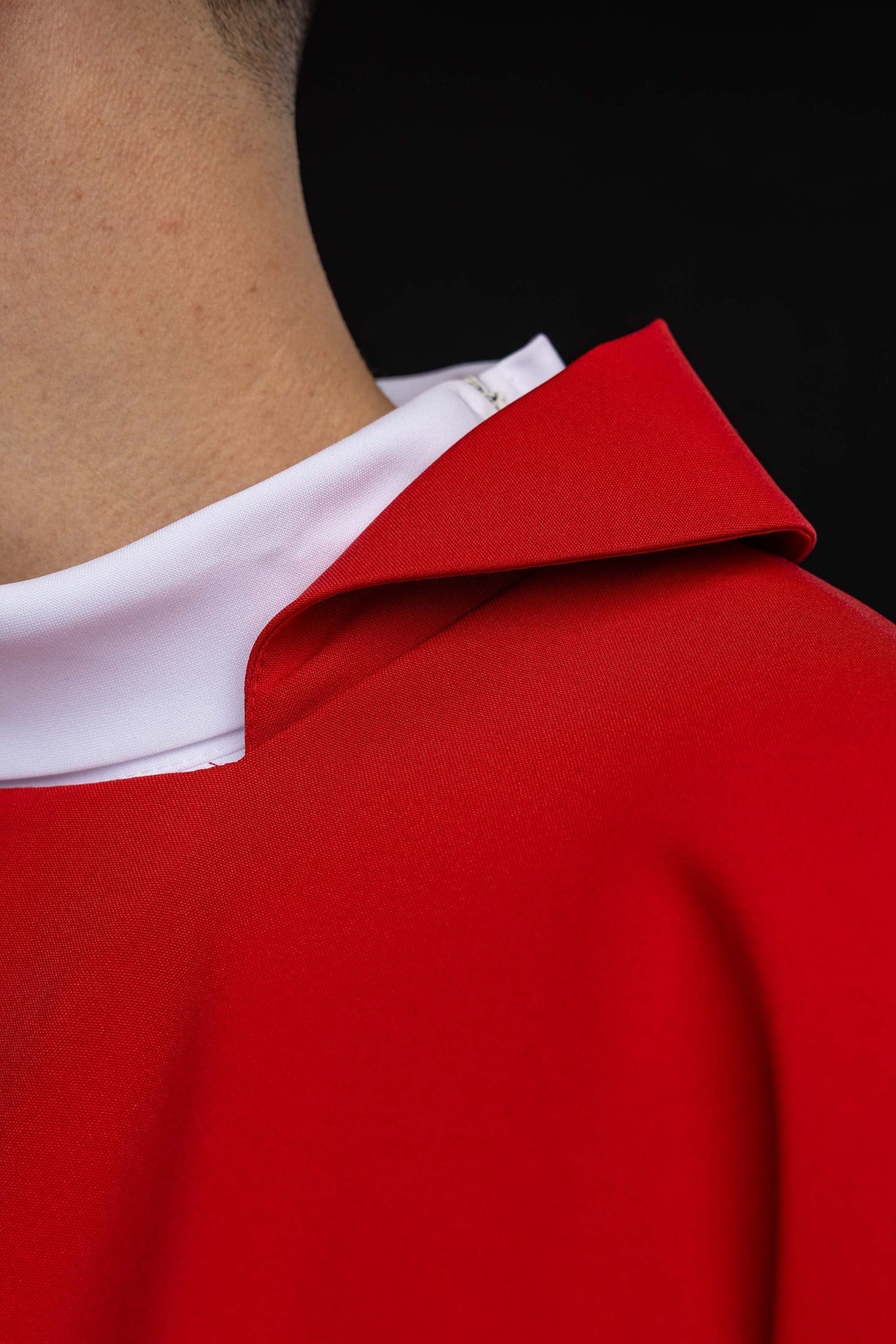 Chasuble rouge brodée avec une croix ornée et un large col KOK/003/02/12/KARO - CHASUBLES.FR