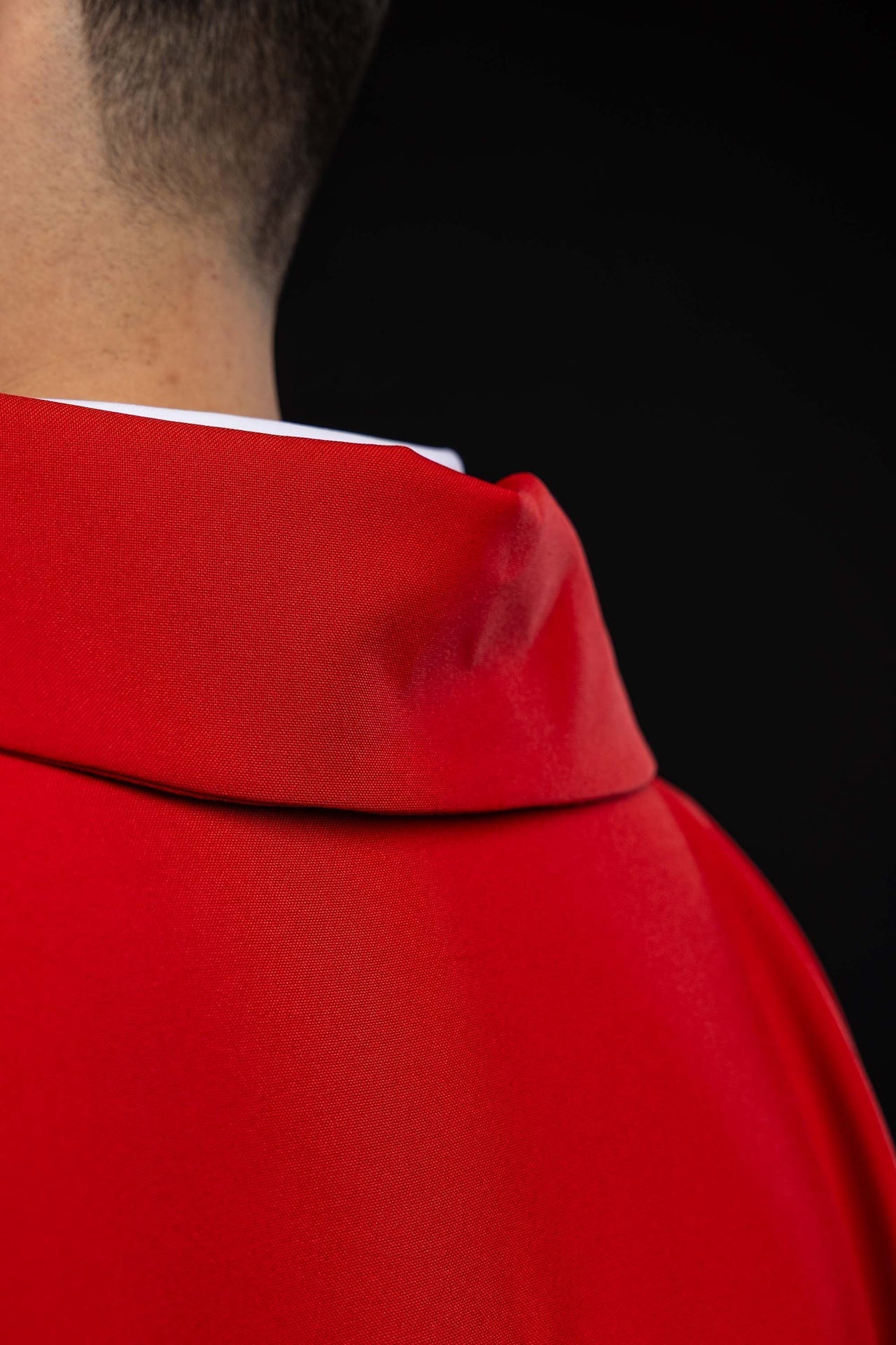 Chasuble rouge brodée avec une croix ornée et un large col KOK/003/02/12/KARO - CHASUBLES.FR
