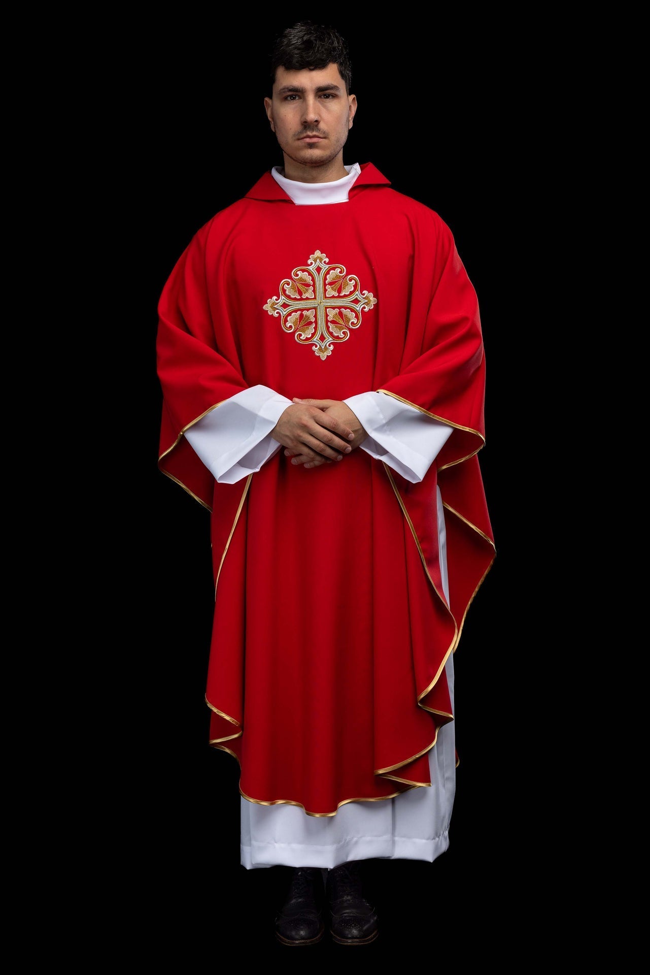 Chasuble rouge brodée avec une croix ornée et un large col KOK/003/02/12/KARO - CHASUBLES.FR