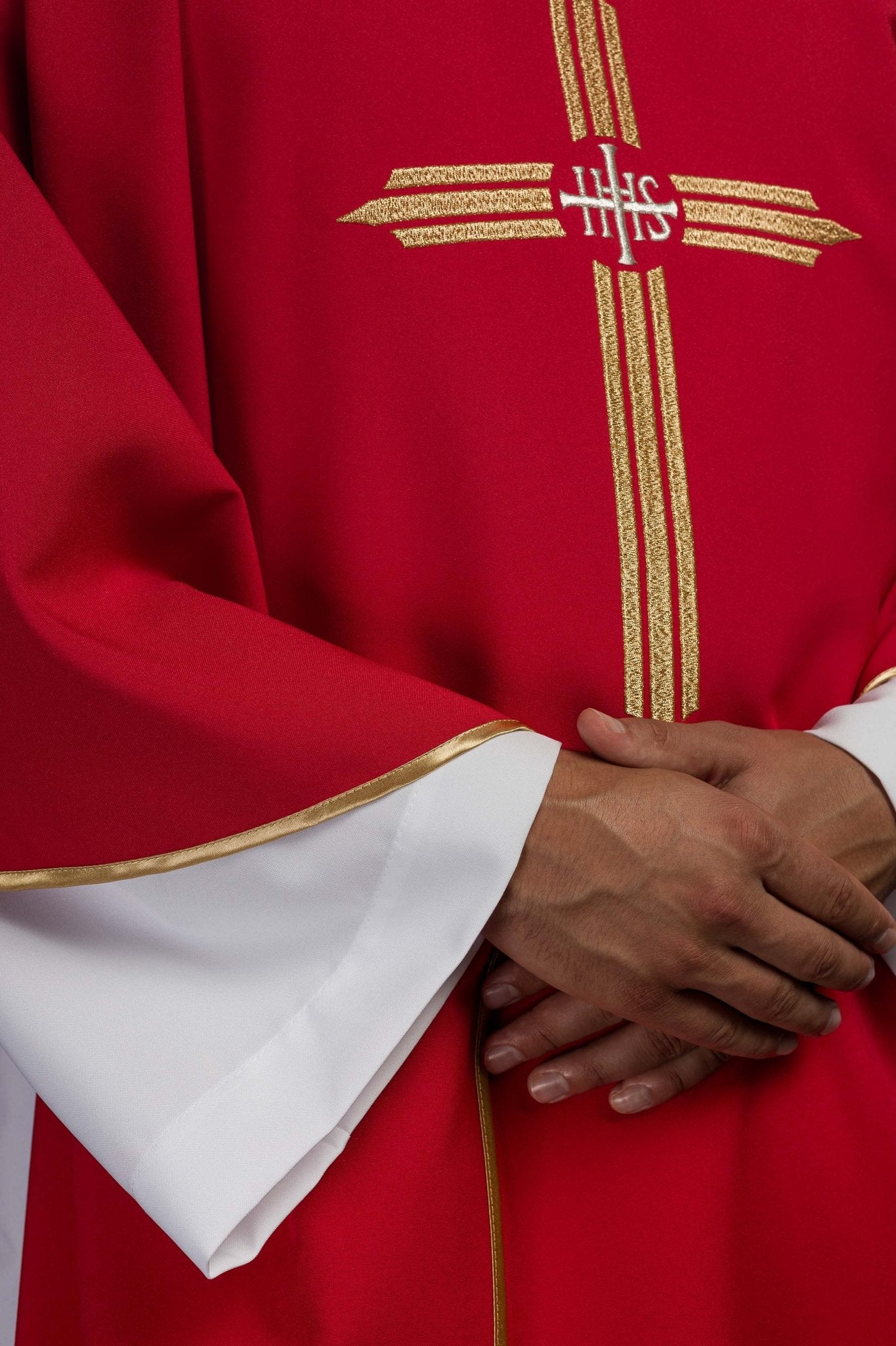 Chasuble rouge brodée de la croix IHS KOR/017/02/12 CZERWONY - CHASUBLES.FR