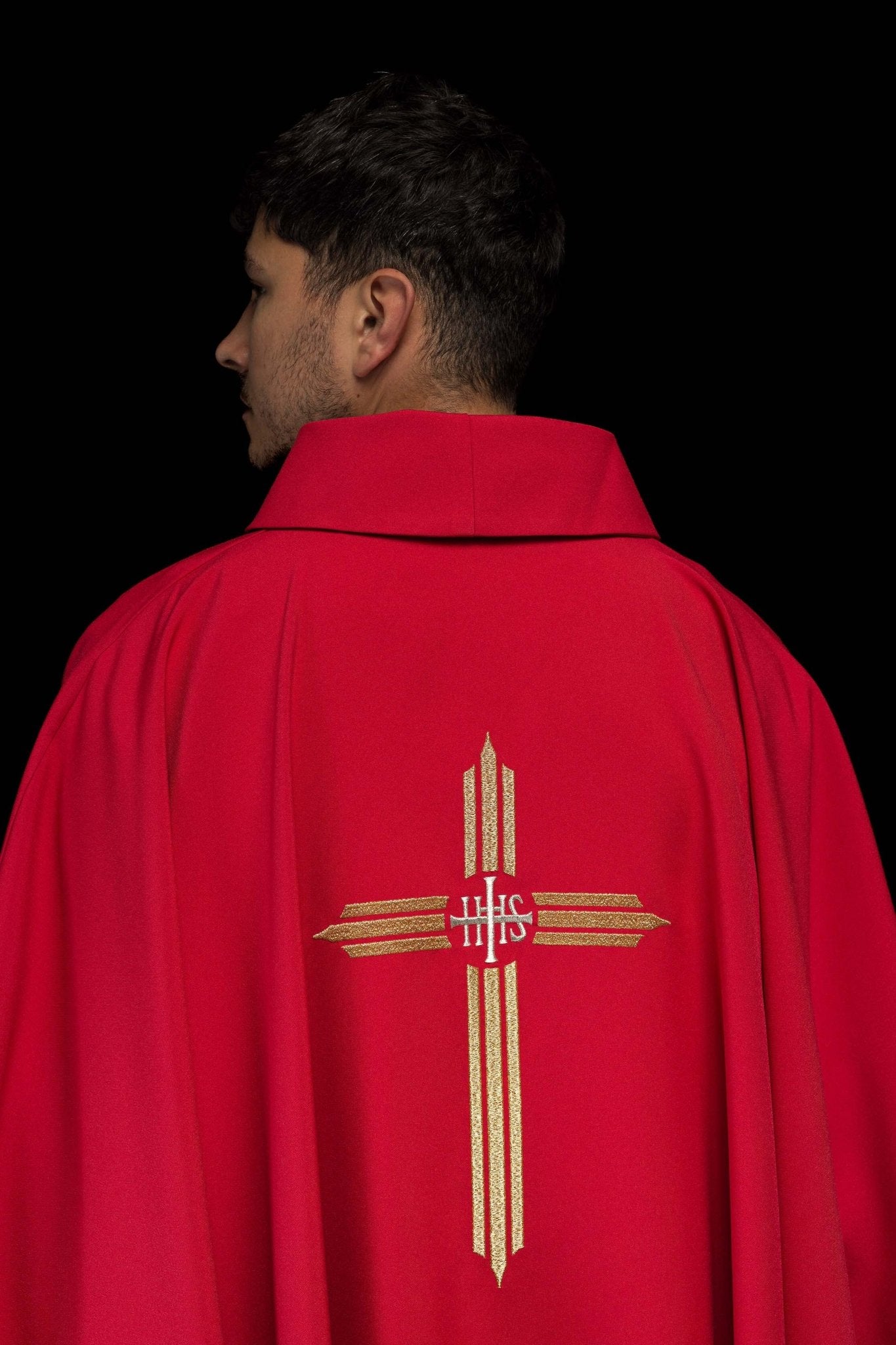 Chasuble rouge brodée de la croix IHS KOR/017/02/12 CZERWONY - CHASUBLES.FR