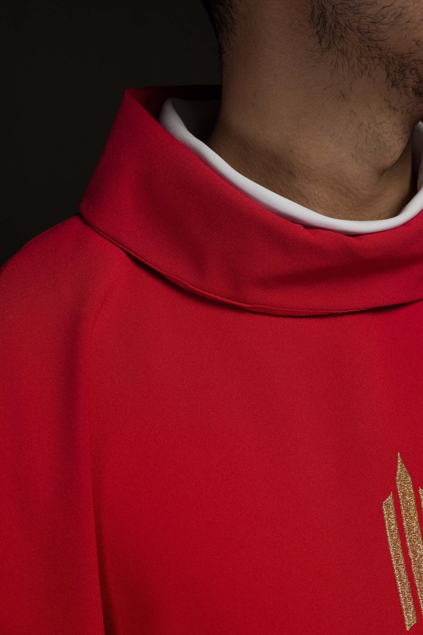 Chasuble rouge brodée de la croix IHS KOR/017/02/12 CZERWONY - CHASUBLES.FR