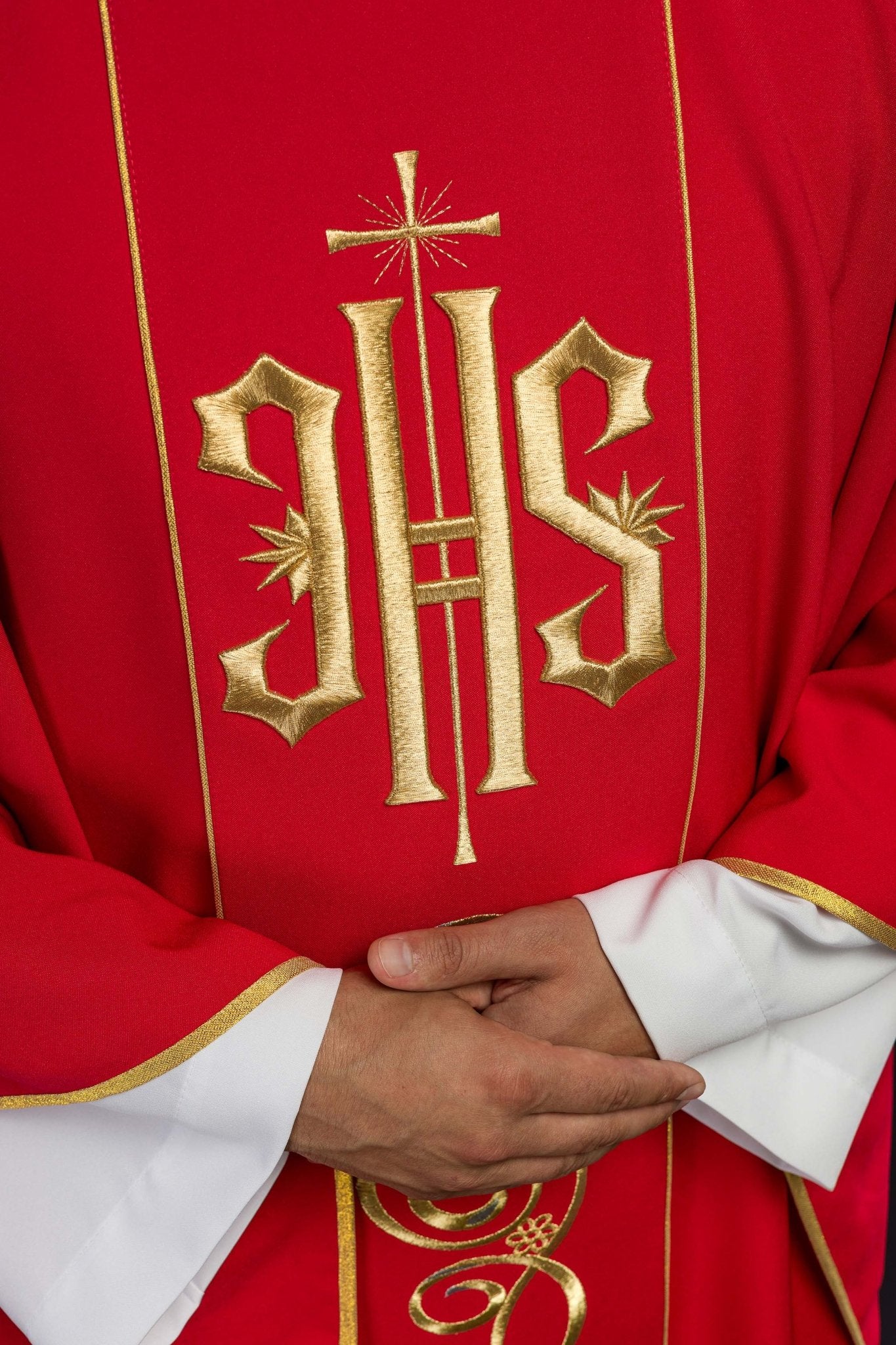 Chasuble rouge brodée de l'IHS KOR/031/02/01 CZERWONY - CHASUBLES.FR