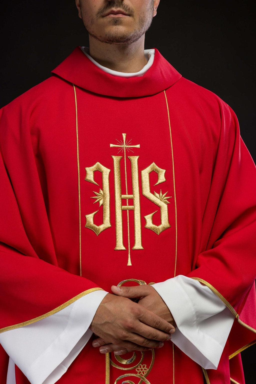 Chasuble rouge brodée de l'IHS KOR/031/02/01 CZERWONY - CHASUBLES.FR