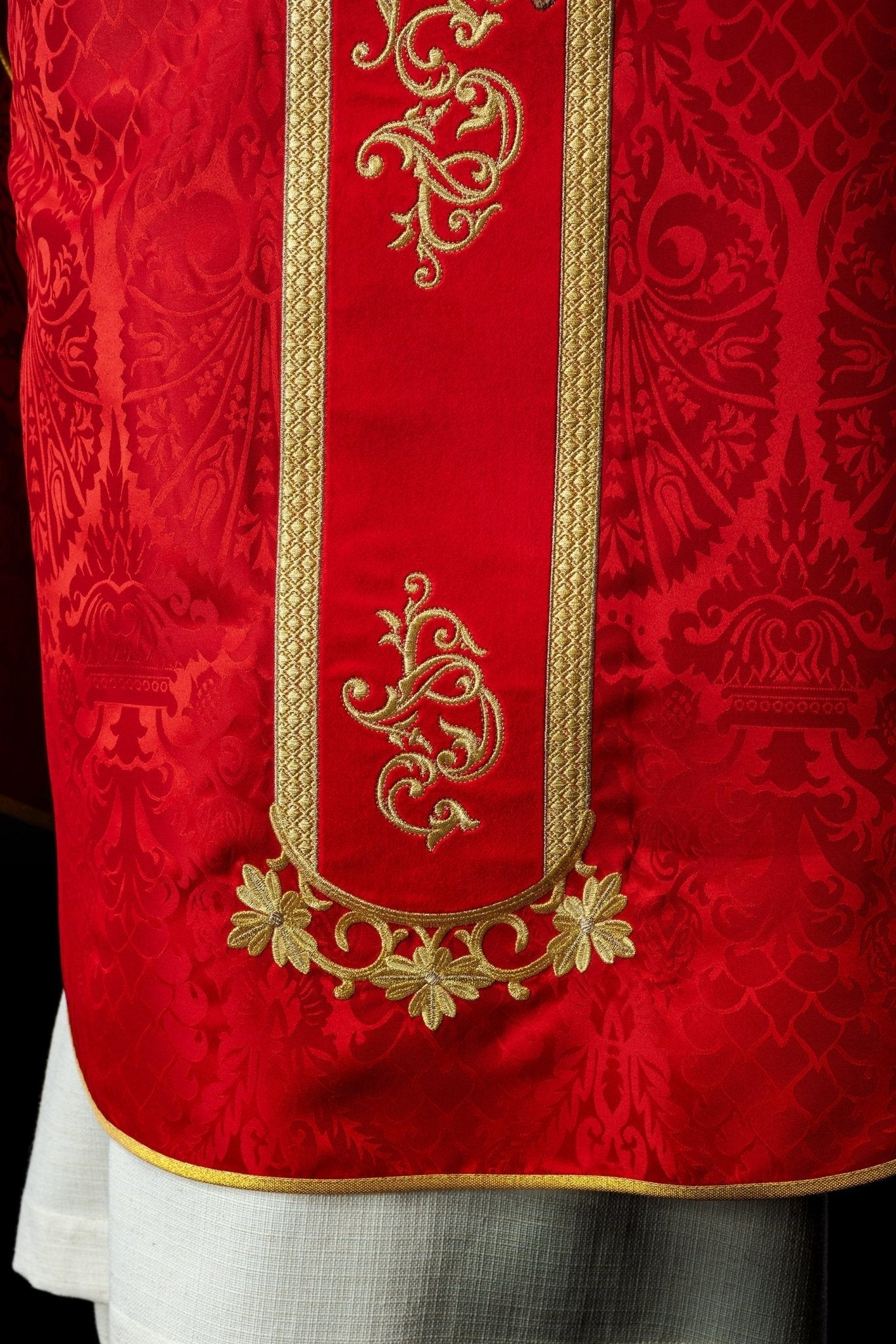 Chasuble rouge brodée du motif de Jésus - Christ KOR/190/02/83/PA CZERWONY - CHASUBLES.FR