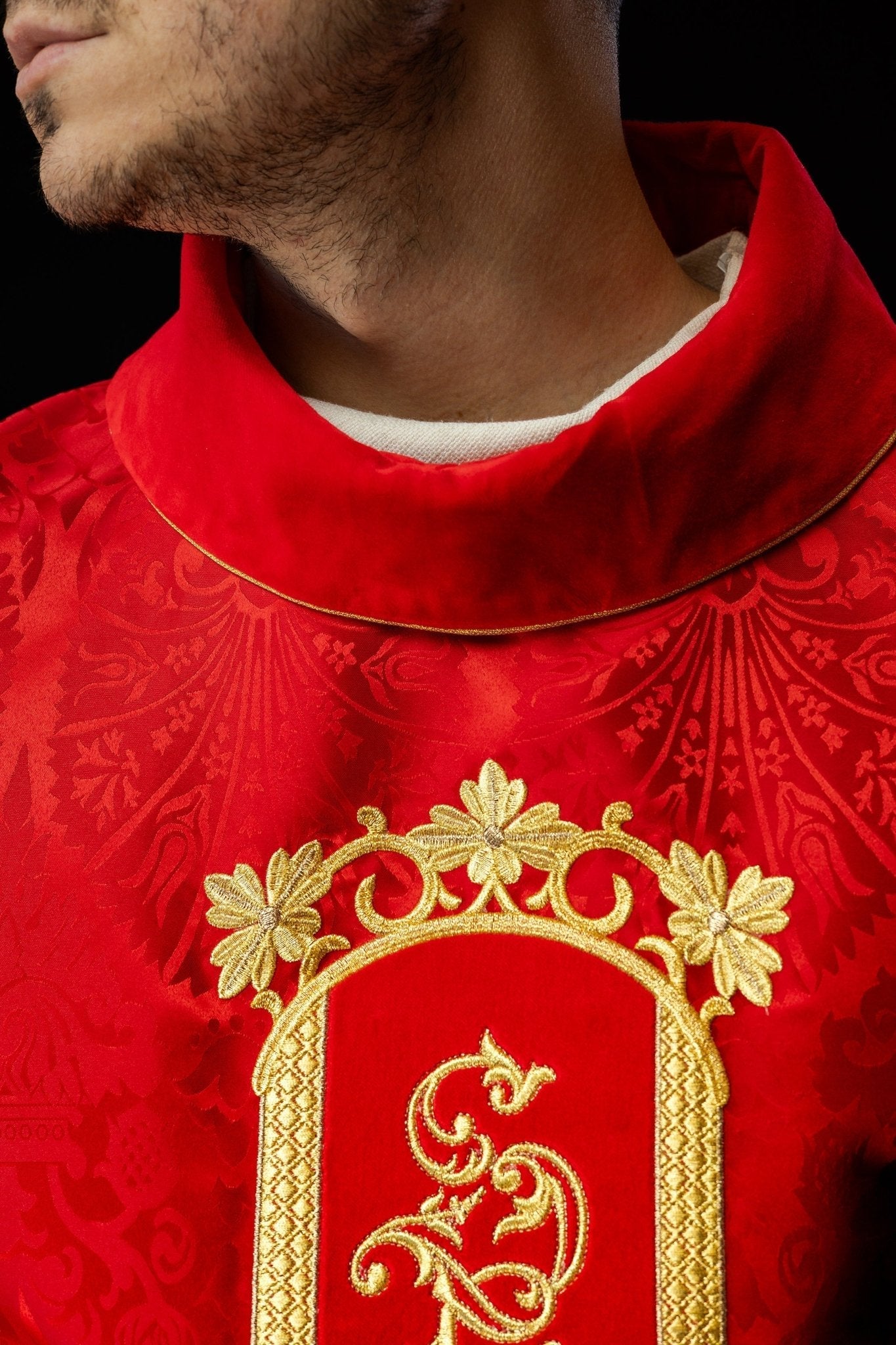 Chasuble rouge brodée du motif de Jésus - Christ KOR/190/02/83/PA CZERWONY - CHASUBLES.FR