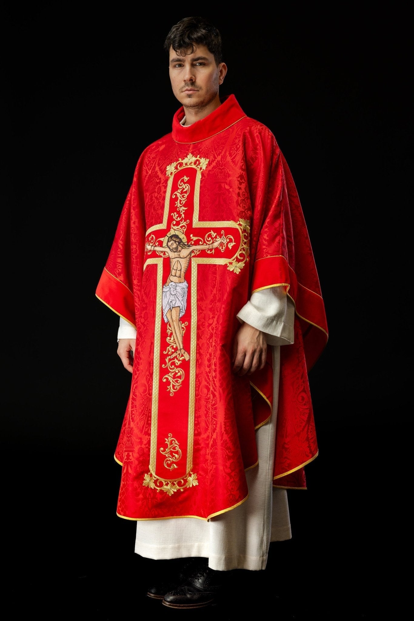 Chasuble rouge brodée du motif de Jésus - Christ KOR/190/02/83/PA CZERWONY - CHASUBLES.FR