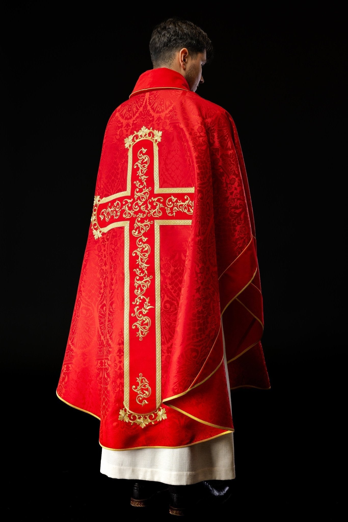 Chasuble rouge brodée du motif de Jésus - Christ KOR/190/02/83/PA CZERWONY - CHASUBLES.FR