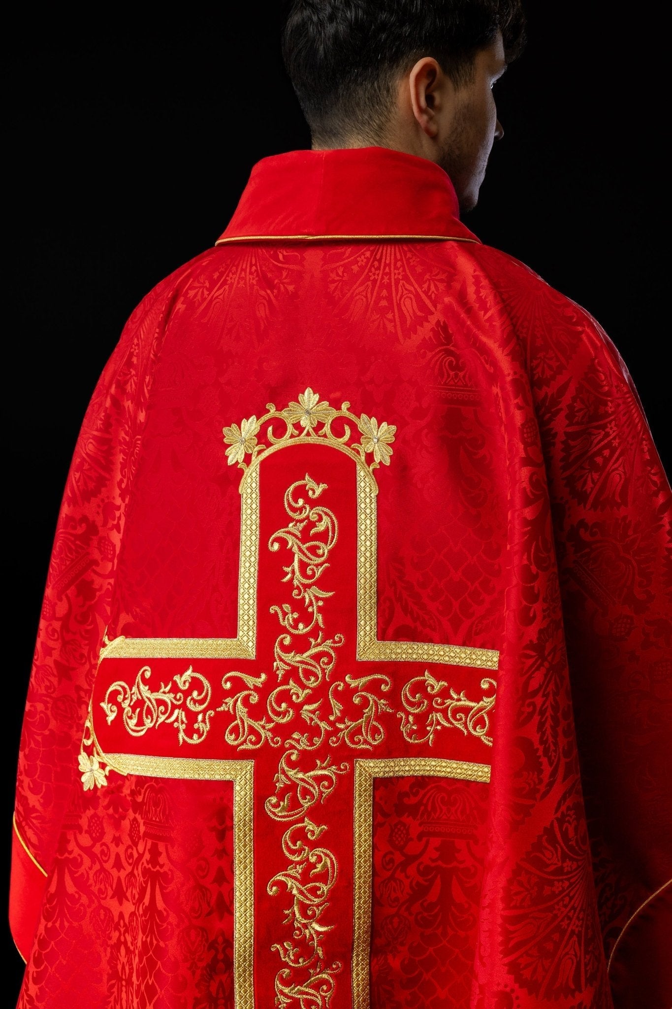 Chasuble rouge brodée du motif de Jésus - Christ KOR/190/02/83/PA CZERWONY - CHASUBLES.FR