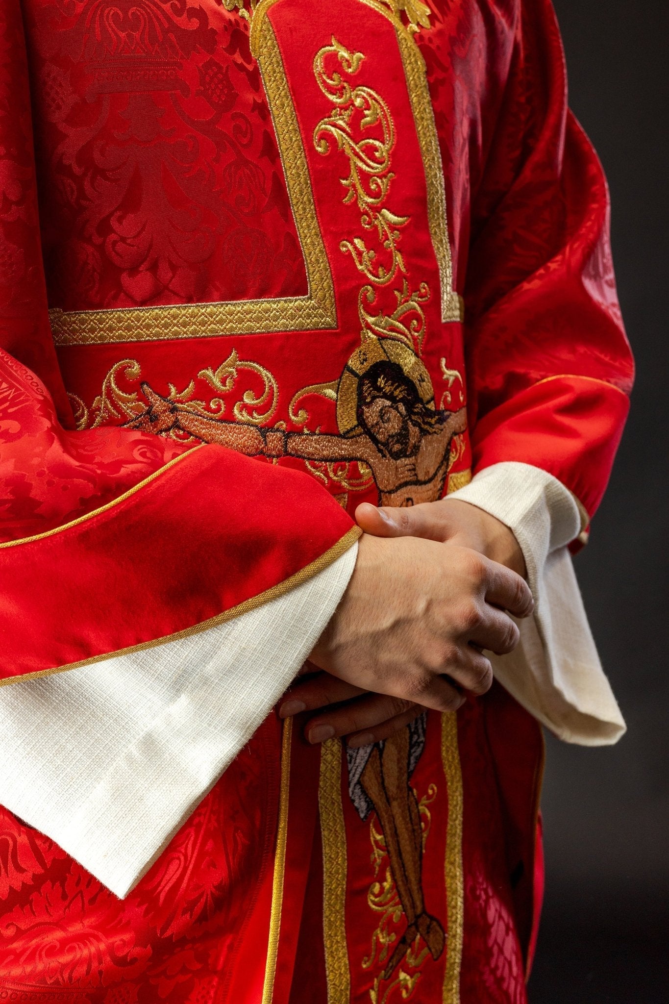 Chasuble rouge brodée du motif de Jésus - Christ KOR/190/02/83/PA CZERWONY - CHASUBLES.FR