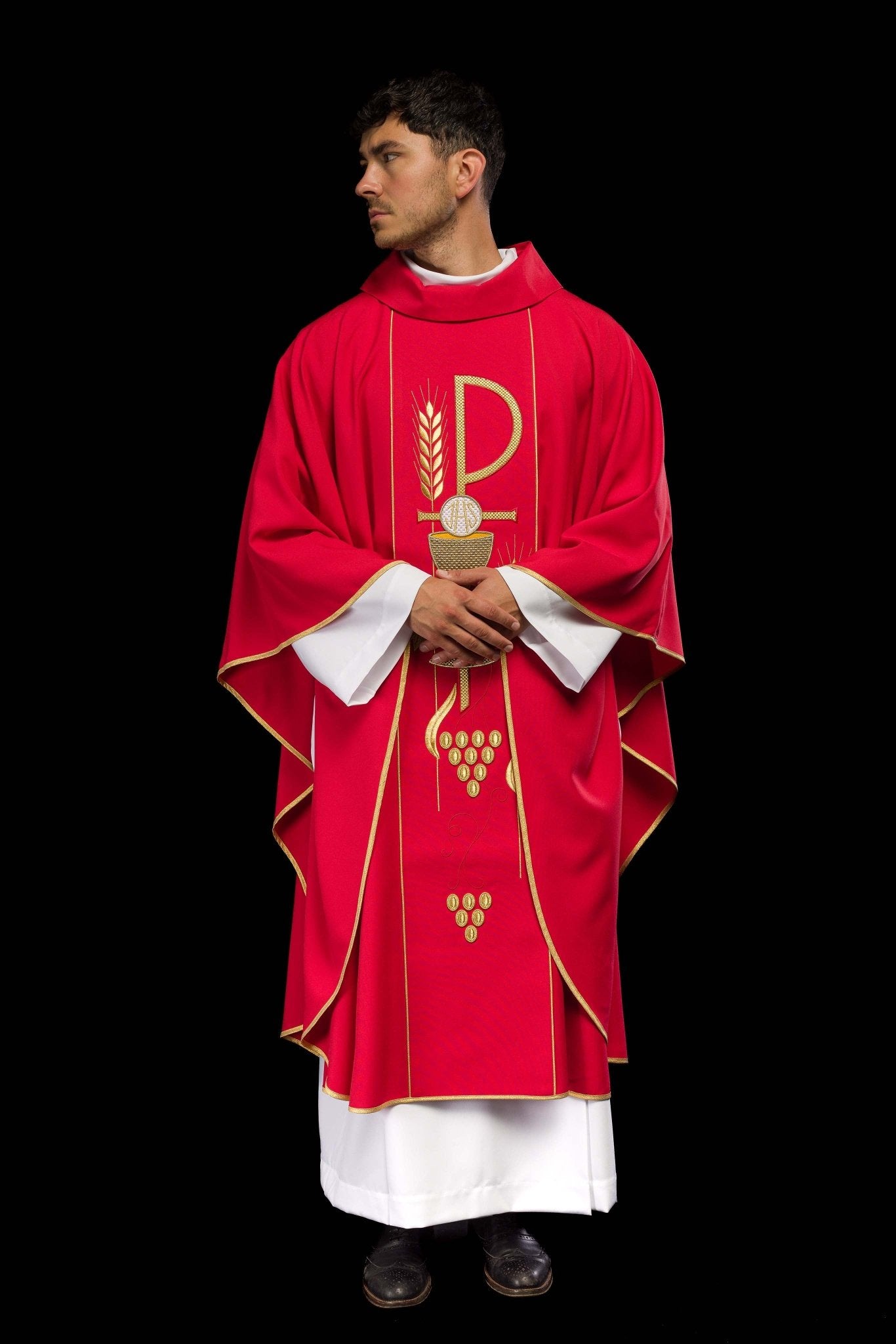 Chasuble rouge brodée du motif du calice de l'IHS KOR/001/02/01 CZERWONY - CHASUBLES.FR