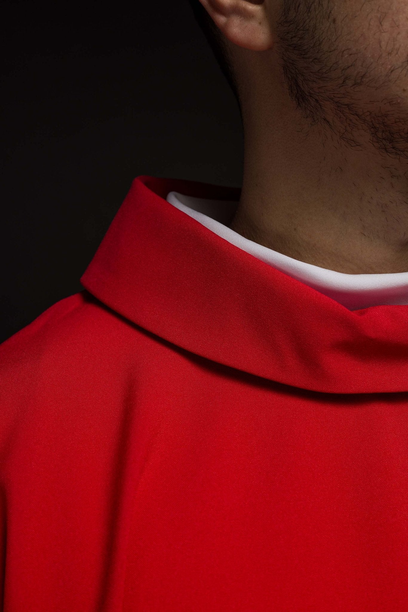 Chasuble rouge brodée d'un motif de croix KOR/002/02/12 CZERWONY - CHASUBLES.FR