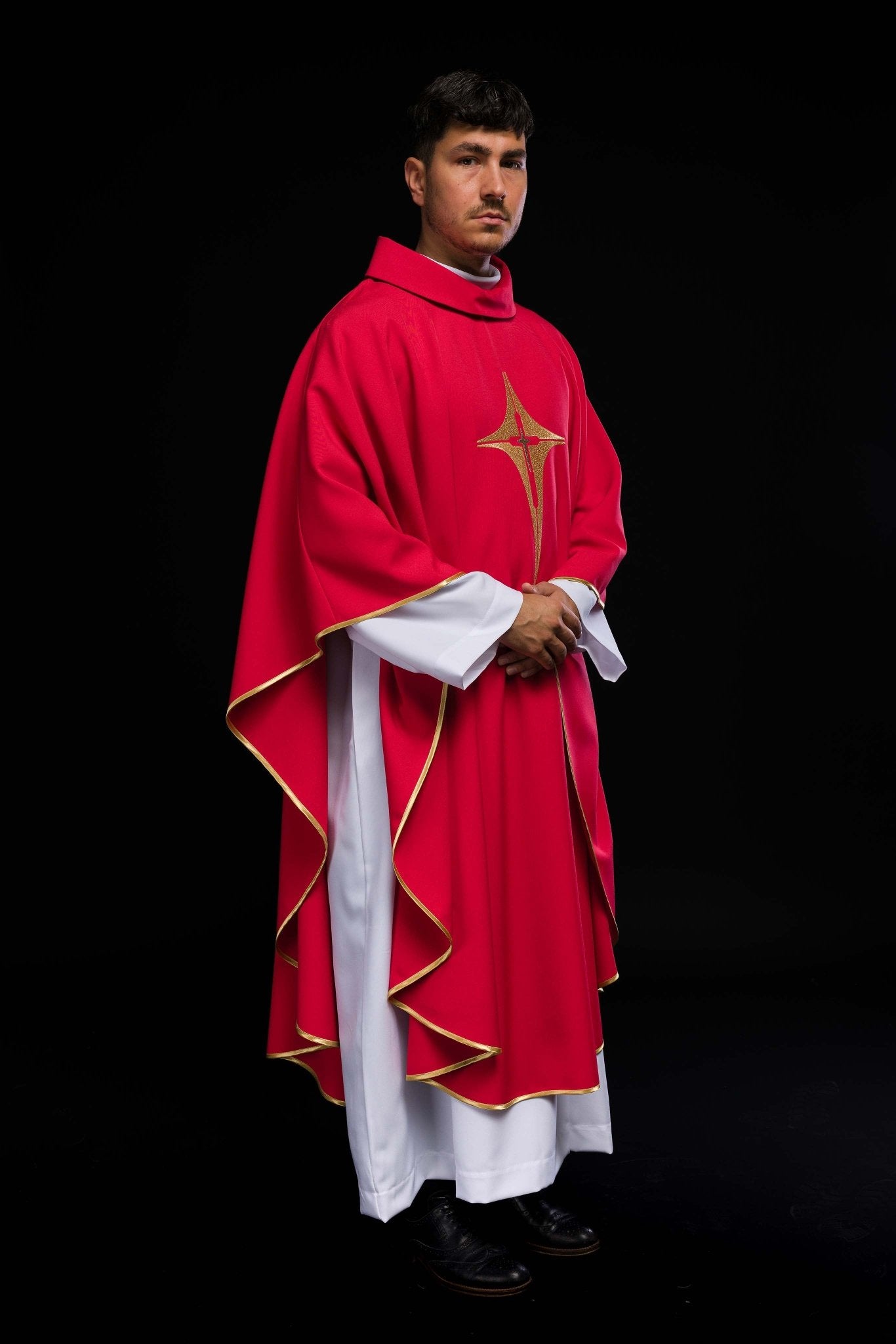 Chasuble rouge brodée d'un motif de croix KOR/002/02/12 CZERWONY - CHASUBLES.FR