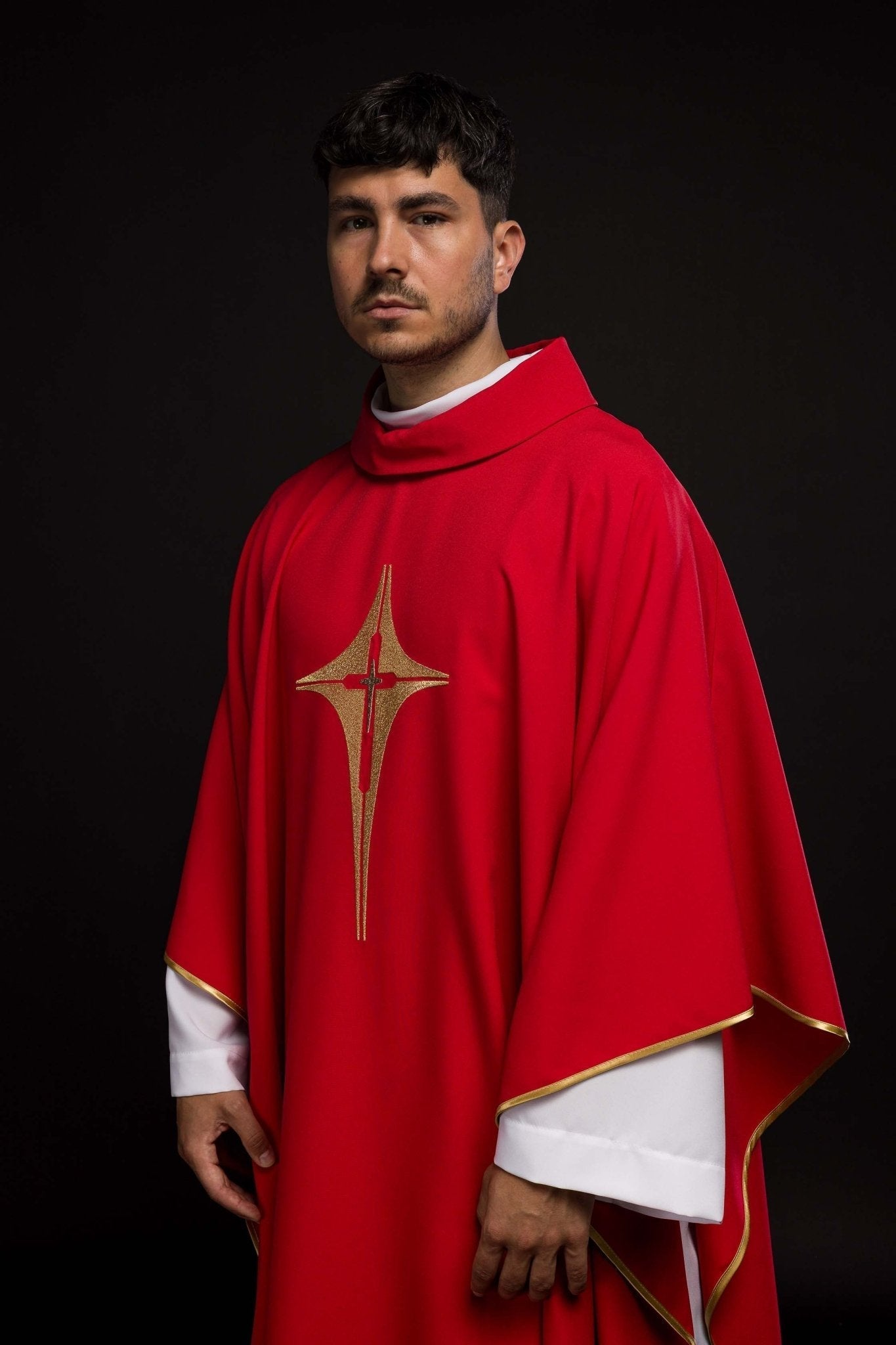 Chasuble rouge brodée d'un motif de croix KOR/002/02/12 CZERWONY - CHASUBLES.FR