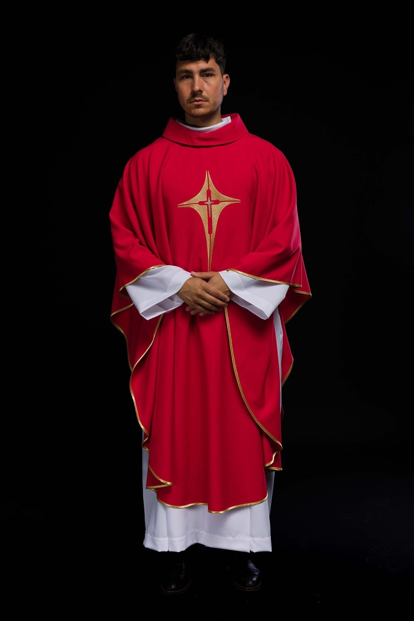 Chasuble rouge brodée d'un motif de croix KOR/002/02/12 CZERWONY - CHASUBLES.FR
