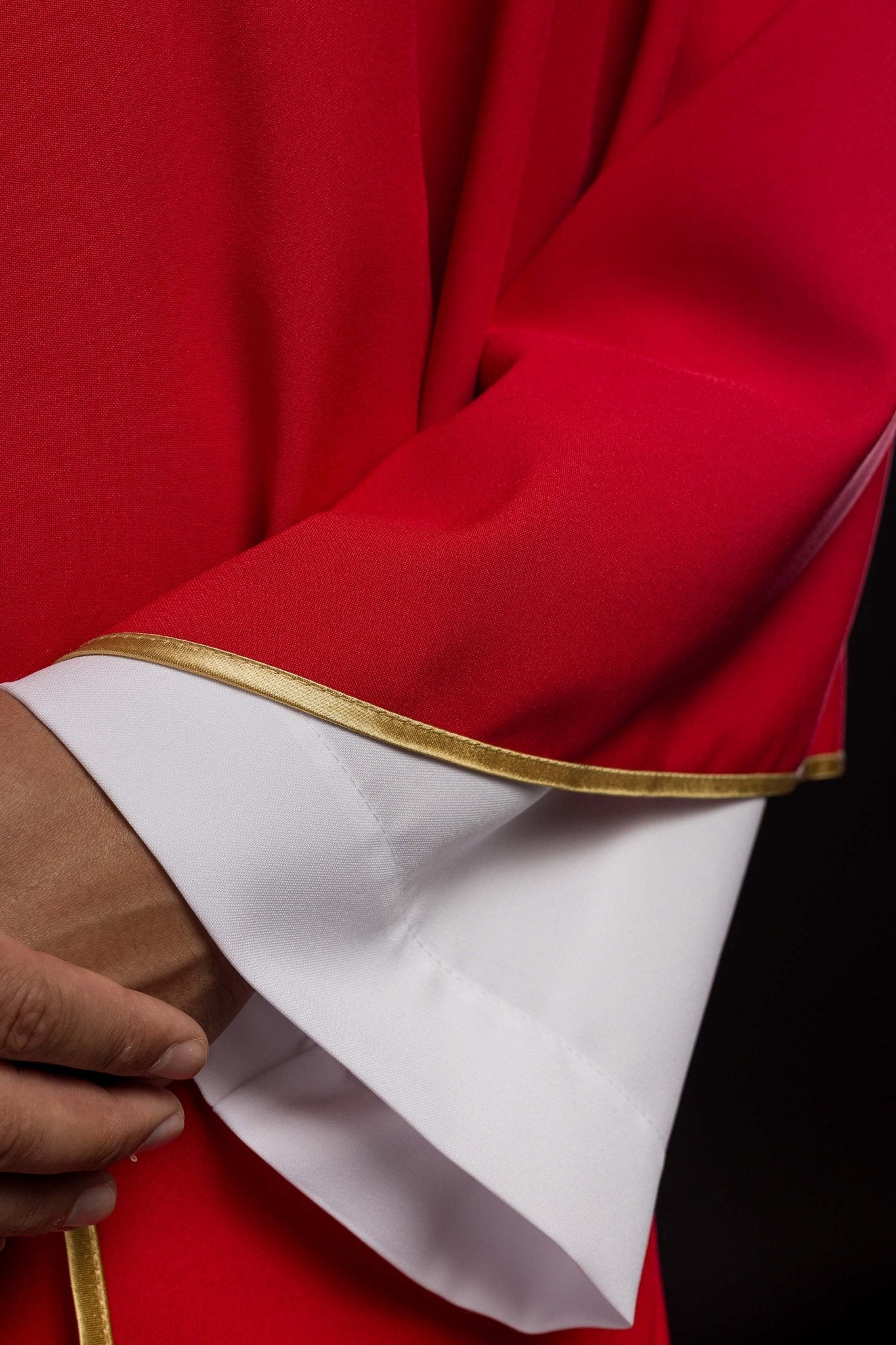 Chasuble rouge brodée d'un motif de croix KOR/002/02/12 CZERWONY - CHASUBLES.FR