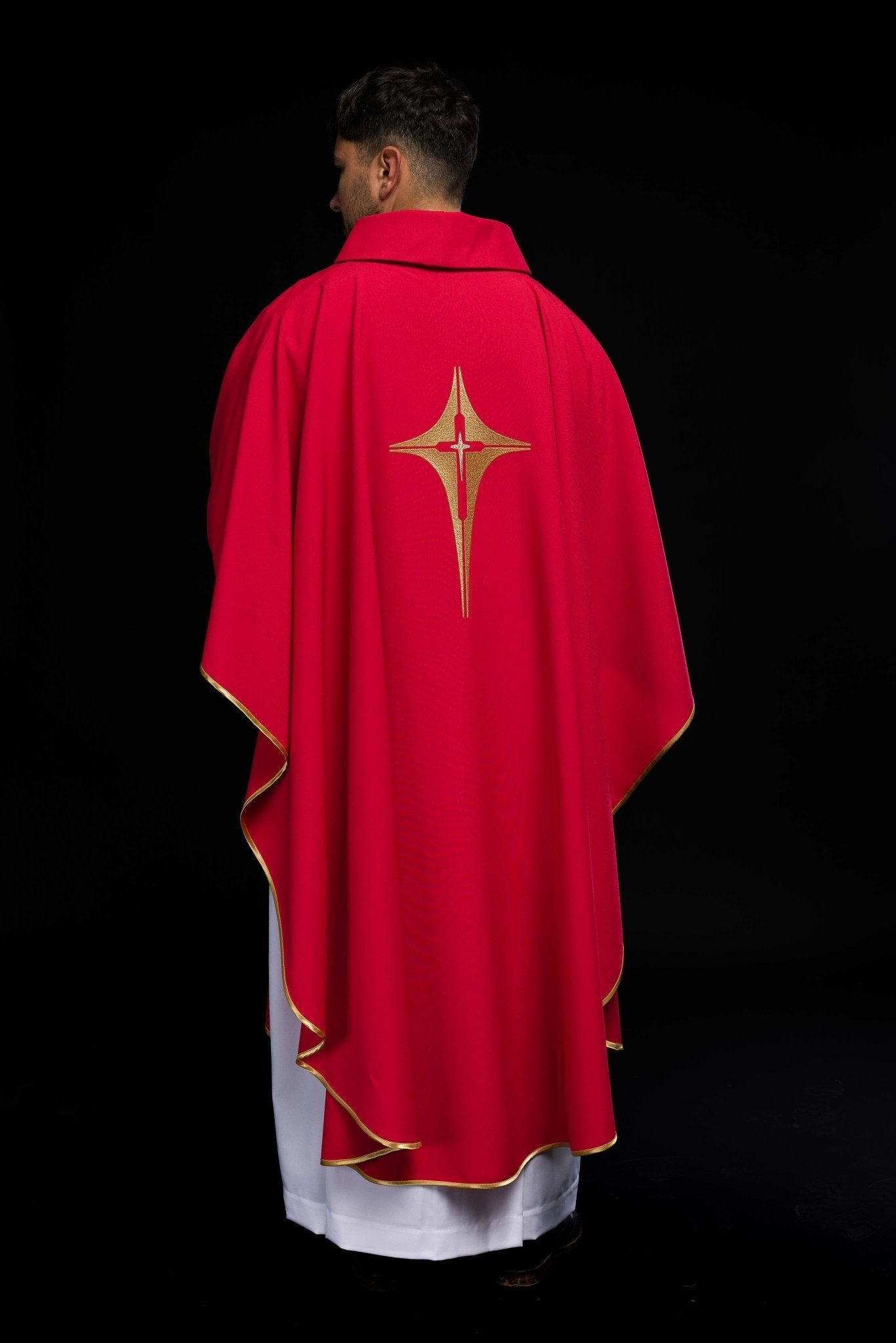 Chasuble rouge brodée d'un motif de croix KOR/002/02/12 CZERWONY - CHASUBLES.FR