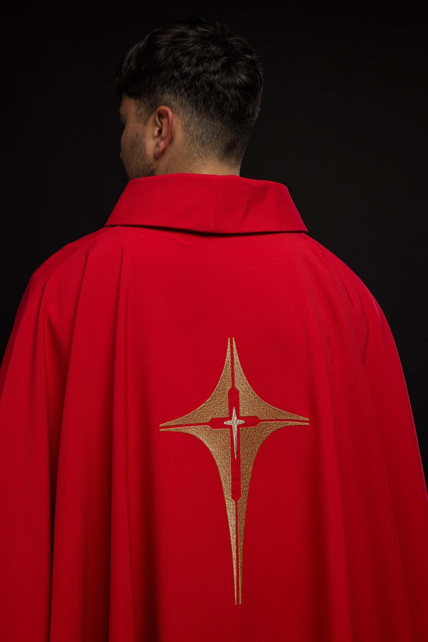 Chasuble rouge brodée d'un motif de croix KOR/002/02/12 CZERWONY - CHASUBLES.FR