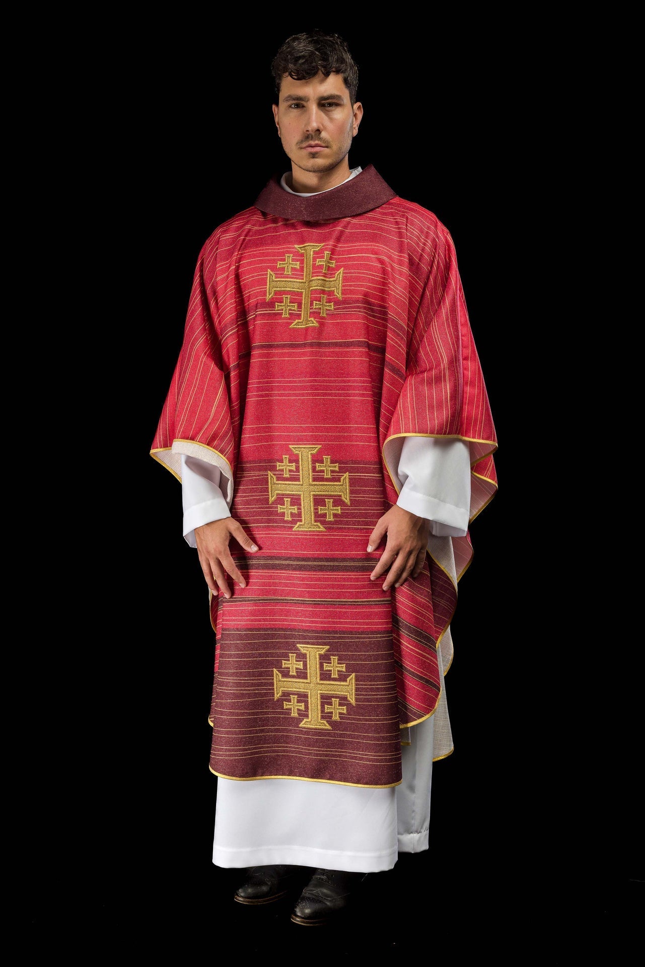 Chasuble rouge imprimée avec la Croix de Jérusalem KOD/7001/02/40 - CHASUBLES.FR