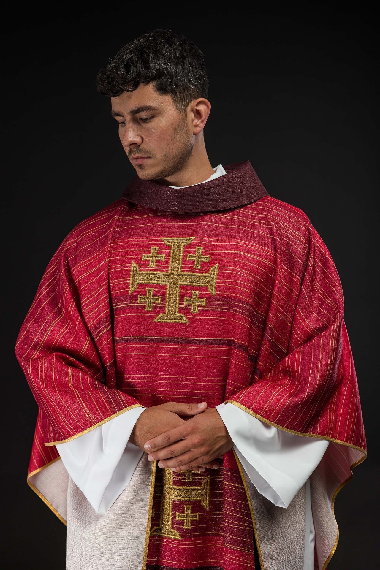 Chasuble rouge imprimée avec la Croix de Jérusalem KOD/7001/02/40 - CHASUBLES.FR