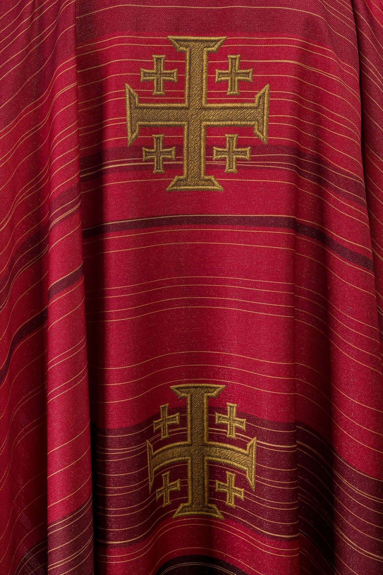 Chasuble rouge imprimée avec la Croix de Jérusalem KOD/7001/02/40 - CHASUBLES.FR