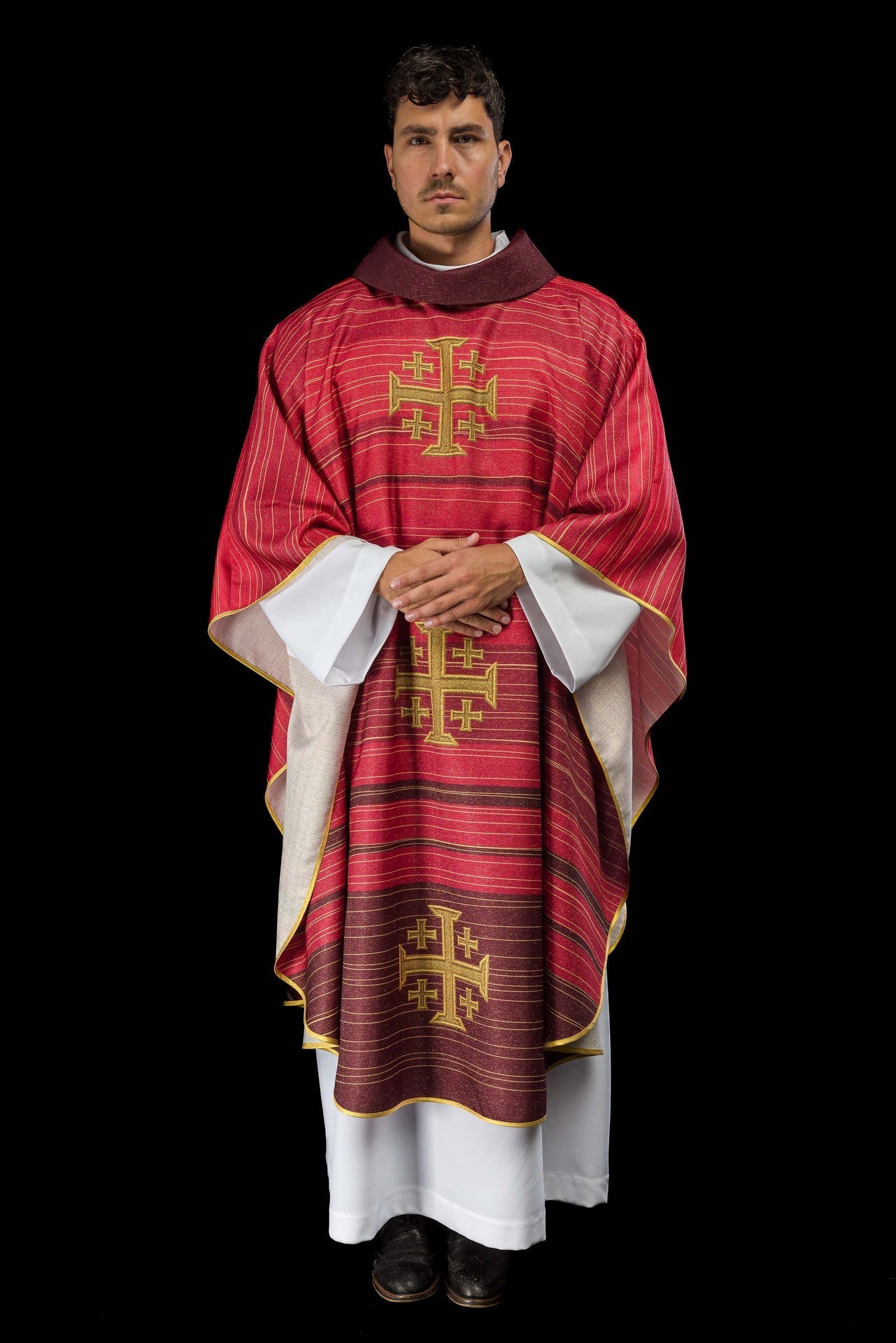Chasuble rouge imprimée avec la Croix de Jérusalem KOD/7001/02/40 - CHASUBLES.FR