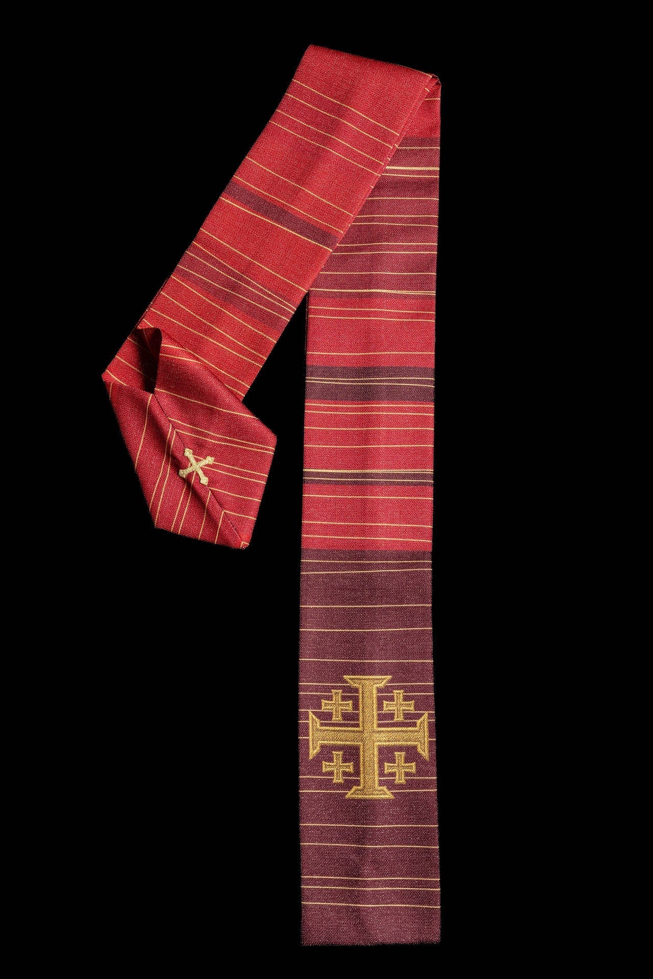 Chasuble rouge imprimée avec la Croix de Jérusalem KOD/7001/02/40 - CHASUBLES.FR