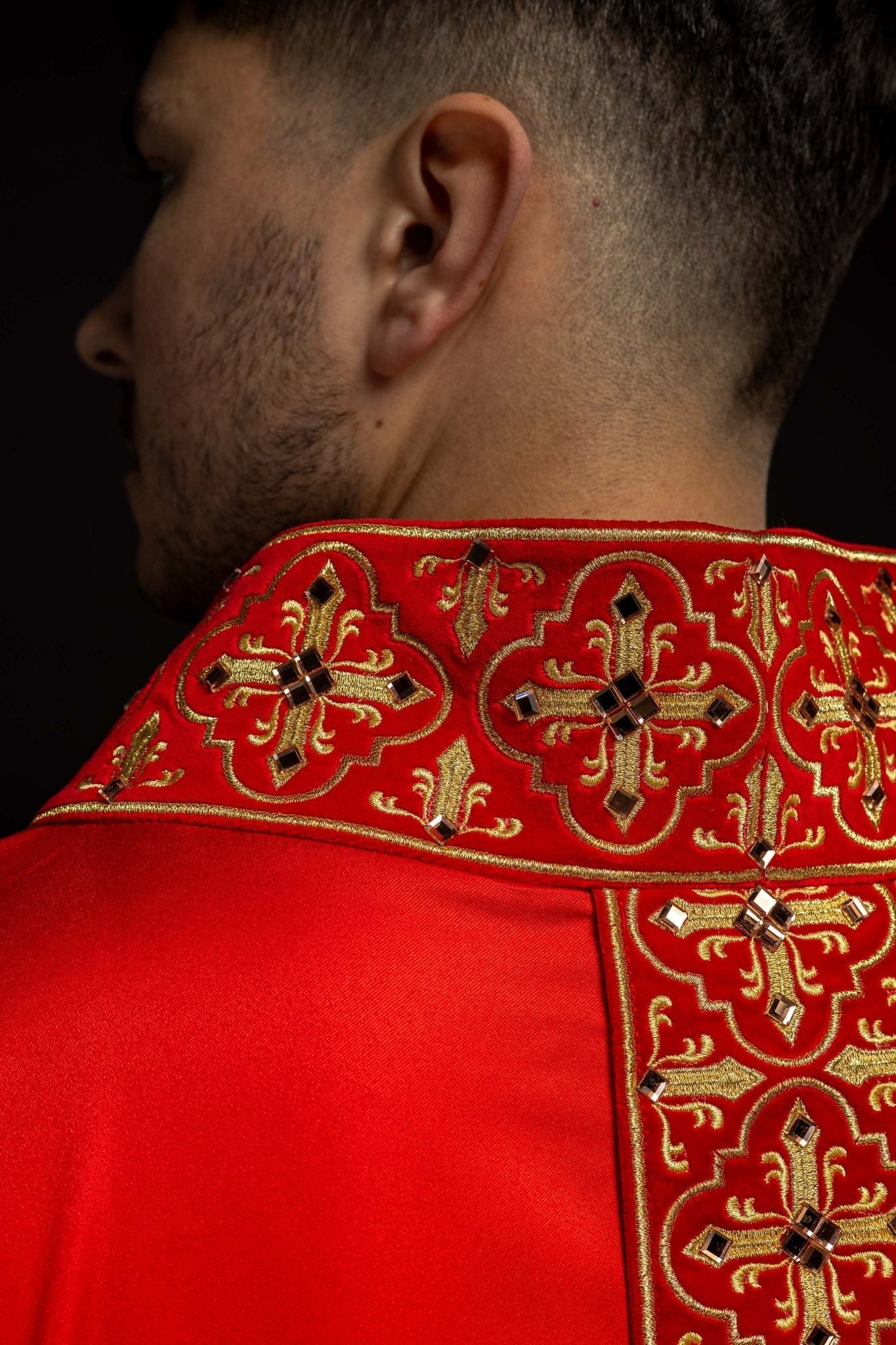 Chasuble rouge ornée de 500 pierres avec bande étroite LE/7104/02 - CHASUBLES.FR